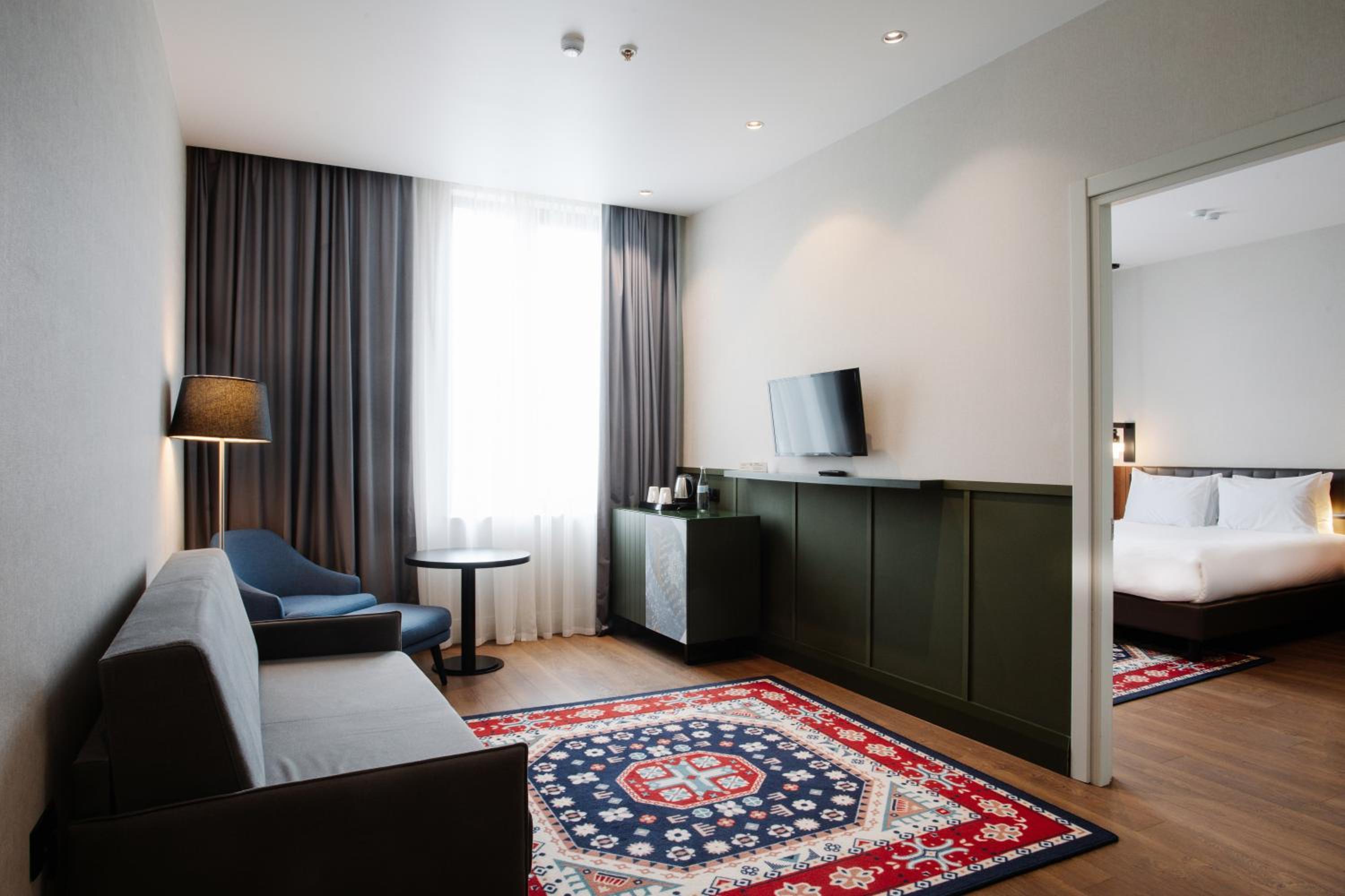 Queen Suite - Photo 1