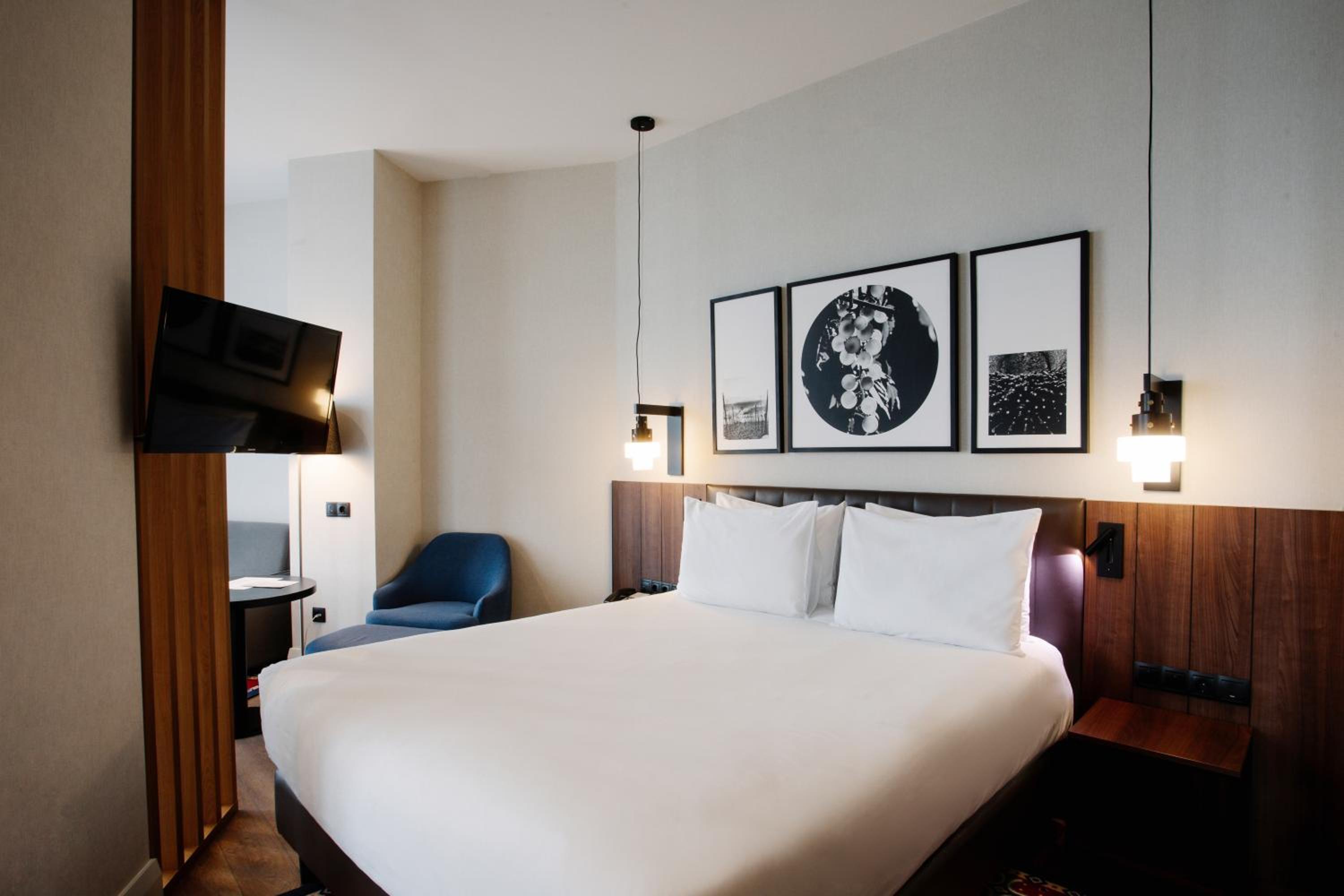 Premium Queen Room with Balcony - Photo 1