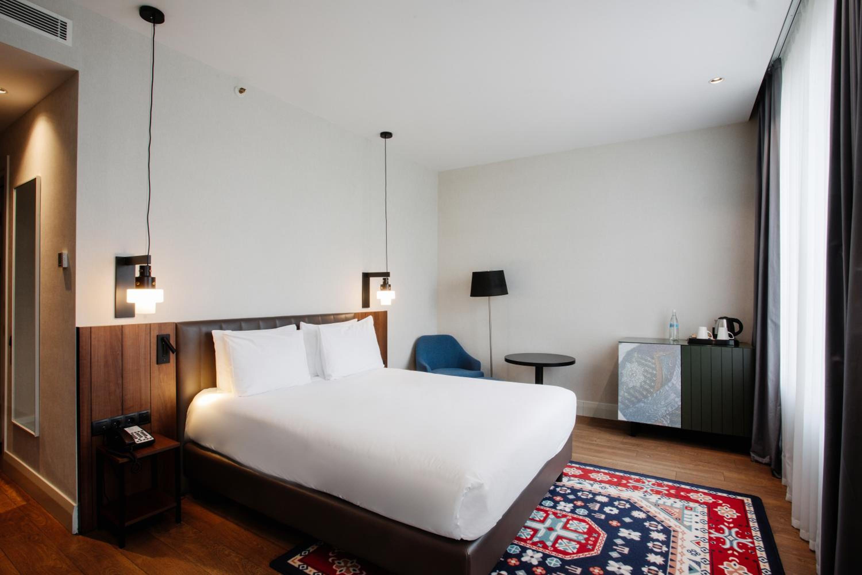 Premium Queen Room with Balcony - Photo 8