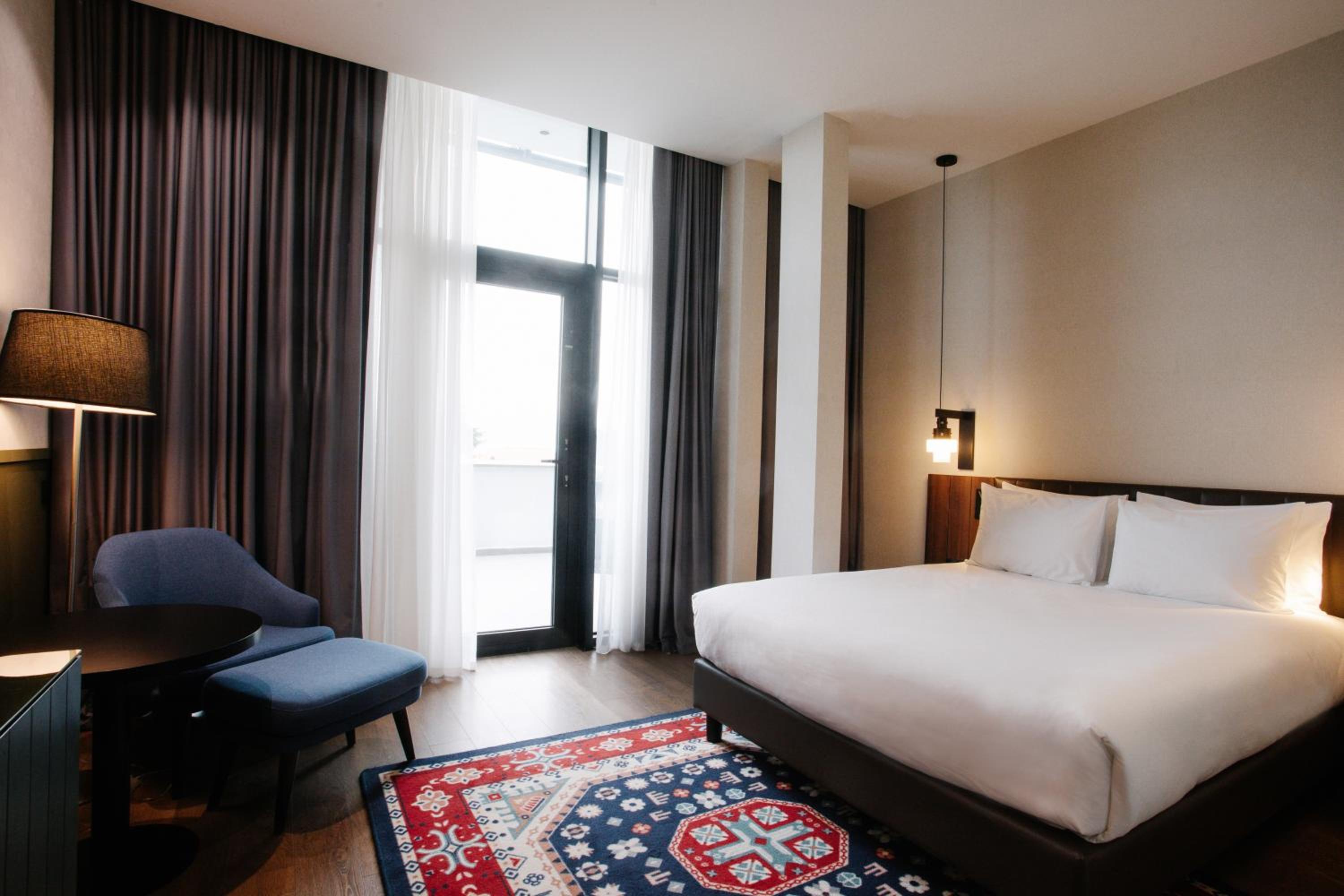 Standard Queen Room with City View - Photo 2