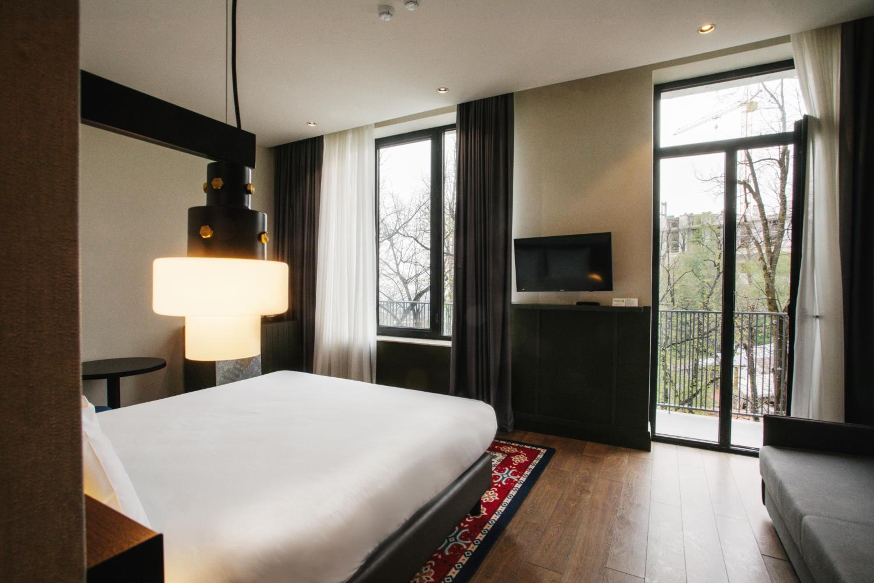 Premium Queen Room with Balcony - Photo 6