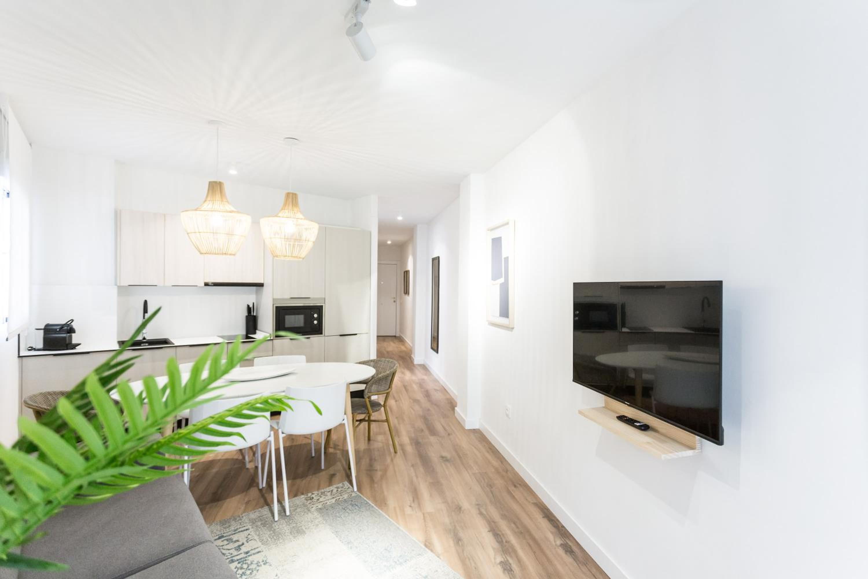 Apartamento de tres habitaciones con balcón