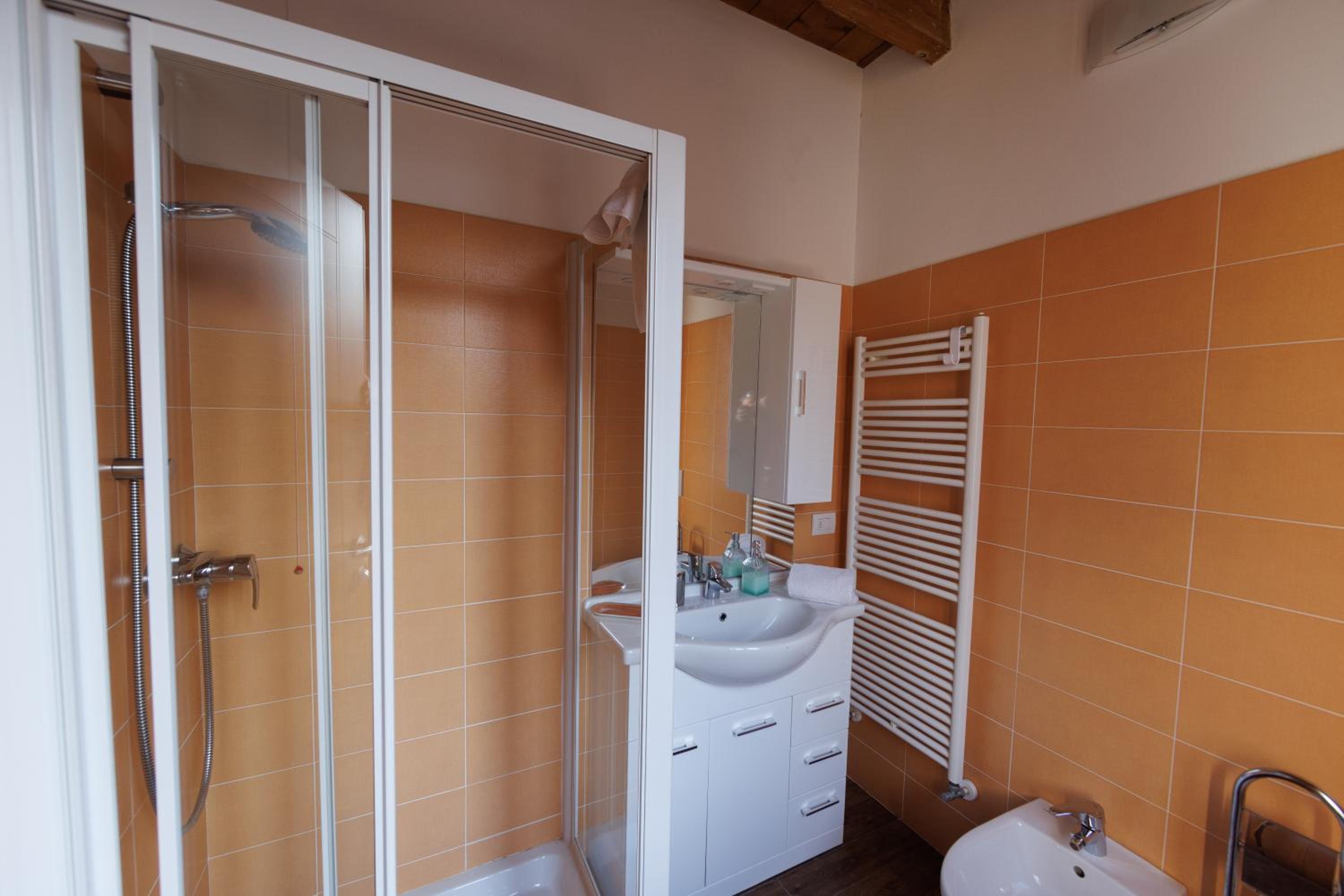 Large Double Room - Photo 9