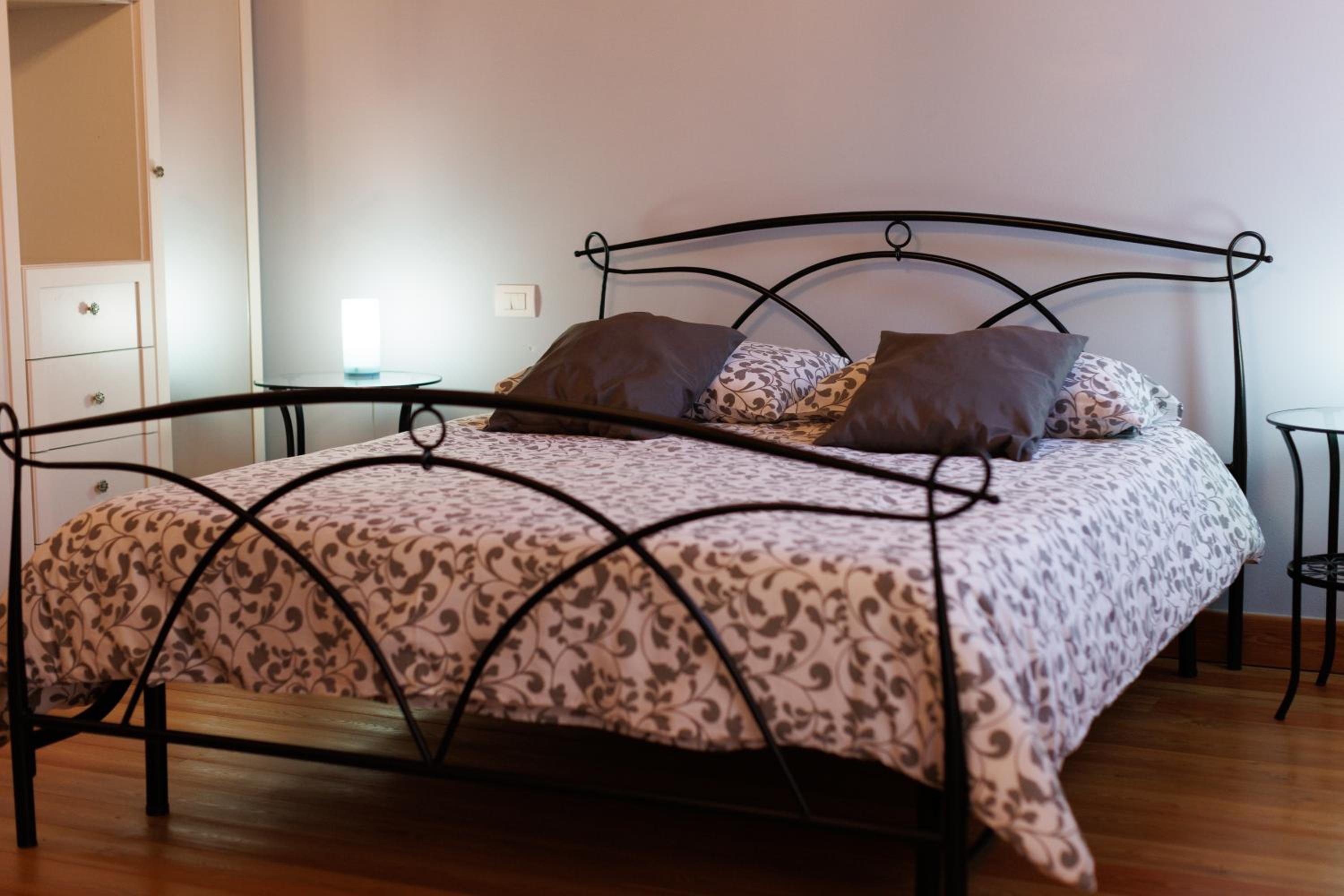 Large Double Room - Photo 4