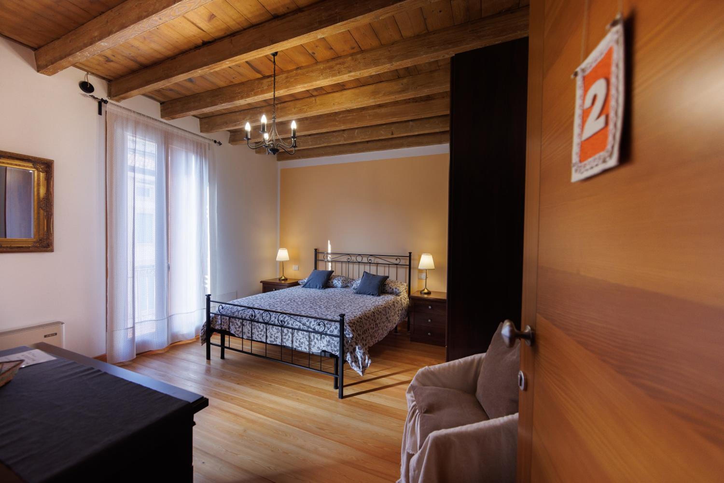 Large Double Room - Photo 6