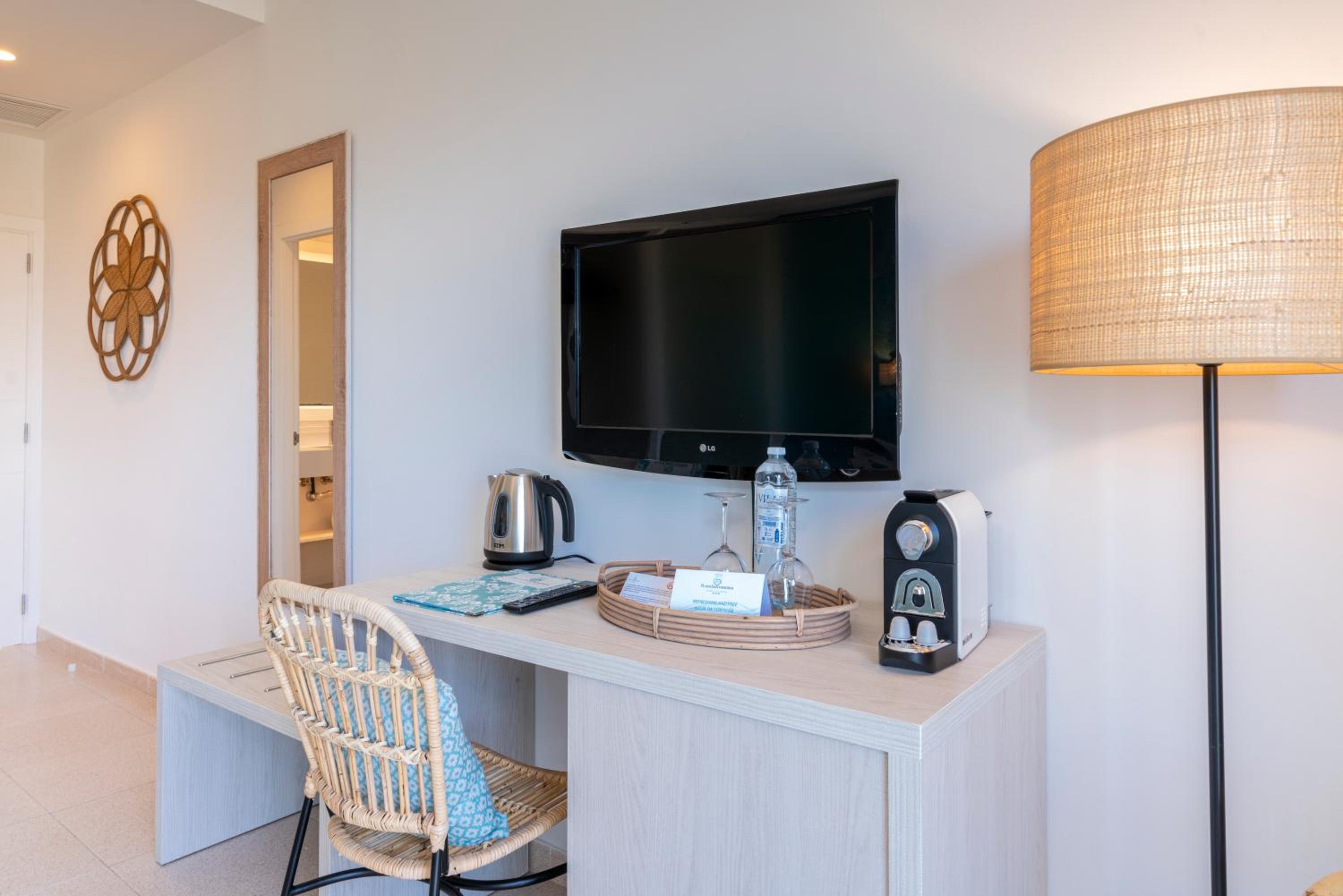 Double Room with Sea View - Photo 17