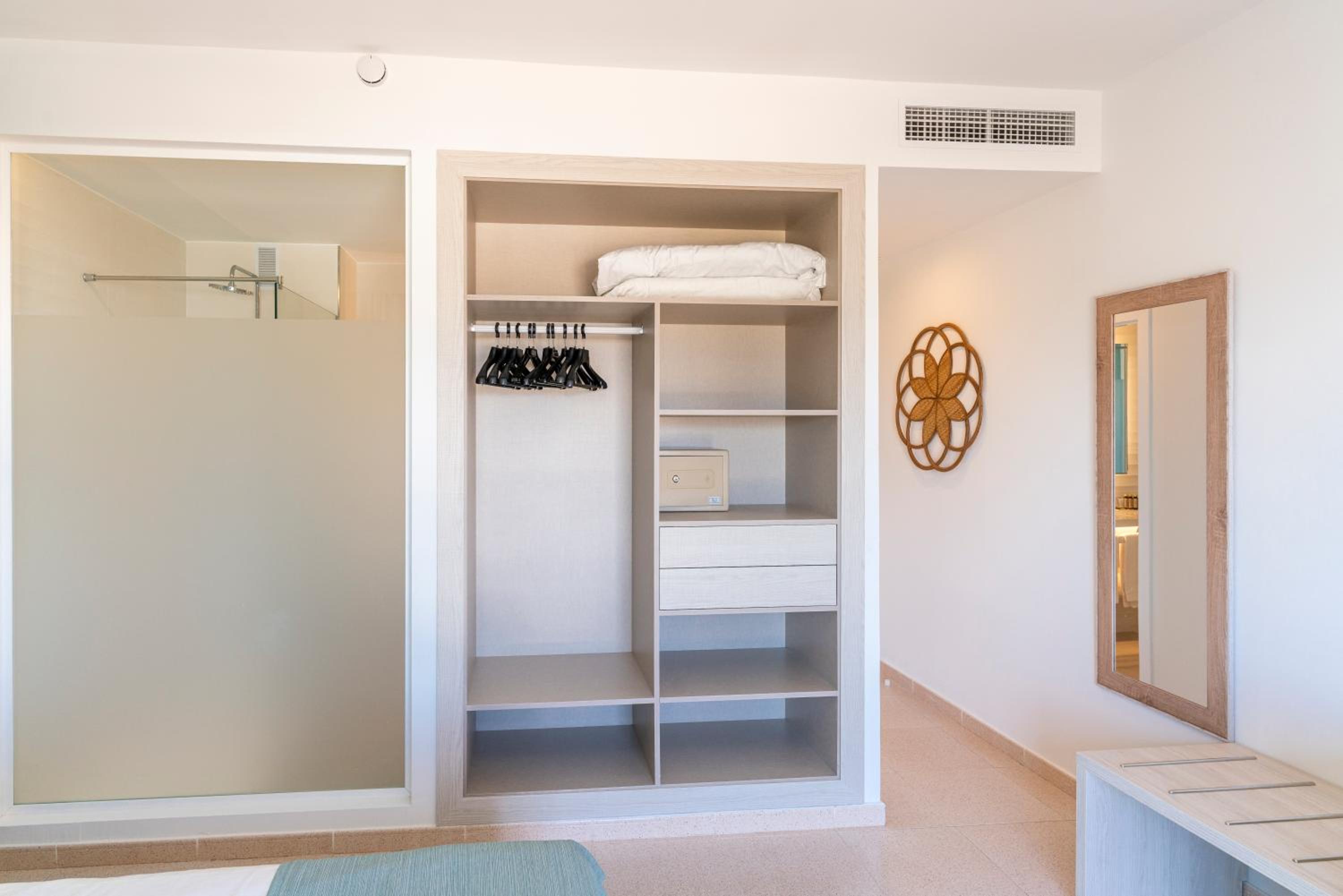 Double Room with Sea View - Photo 20