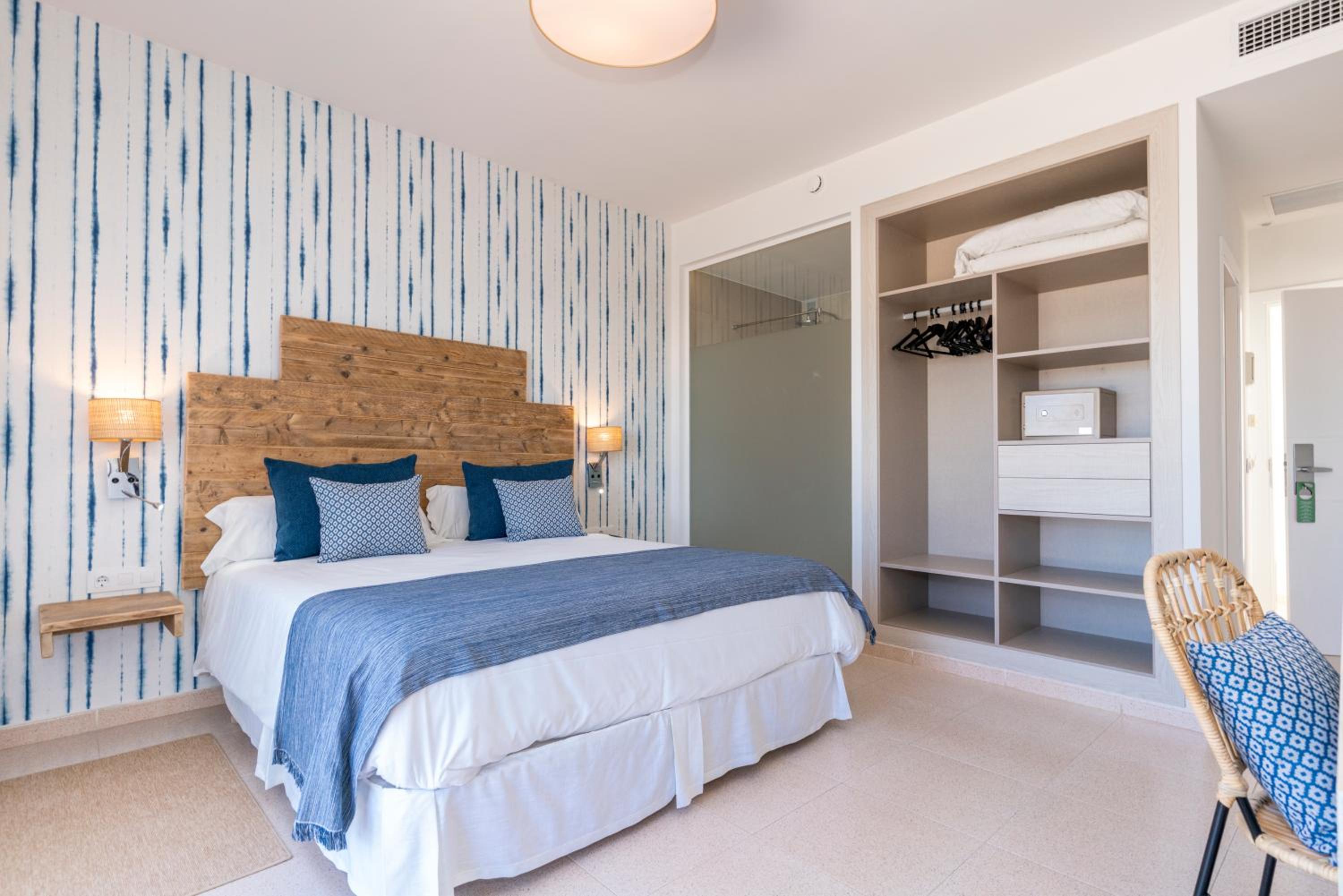 Double Room with Sea View - Photo 12