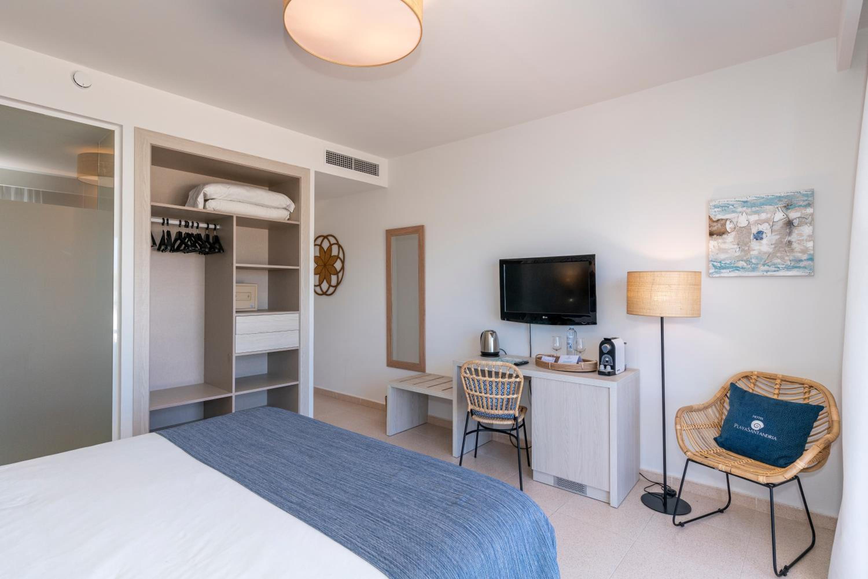 Double Room with Sea View - Photo 9