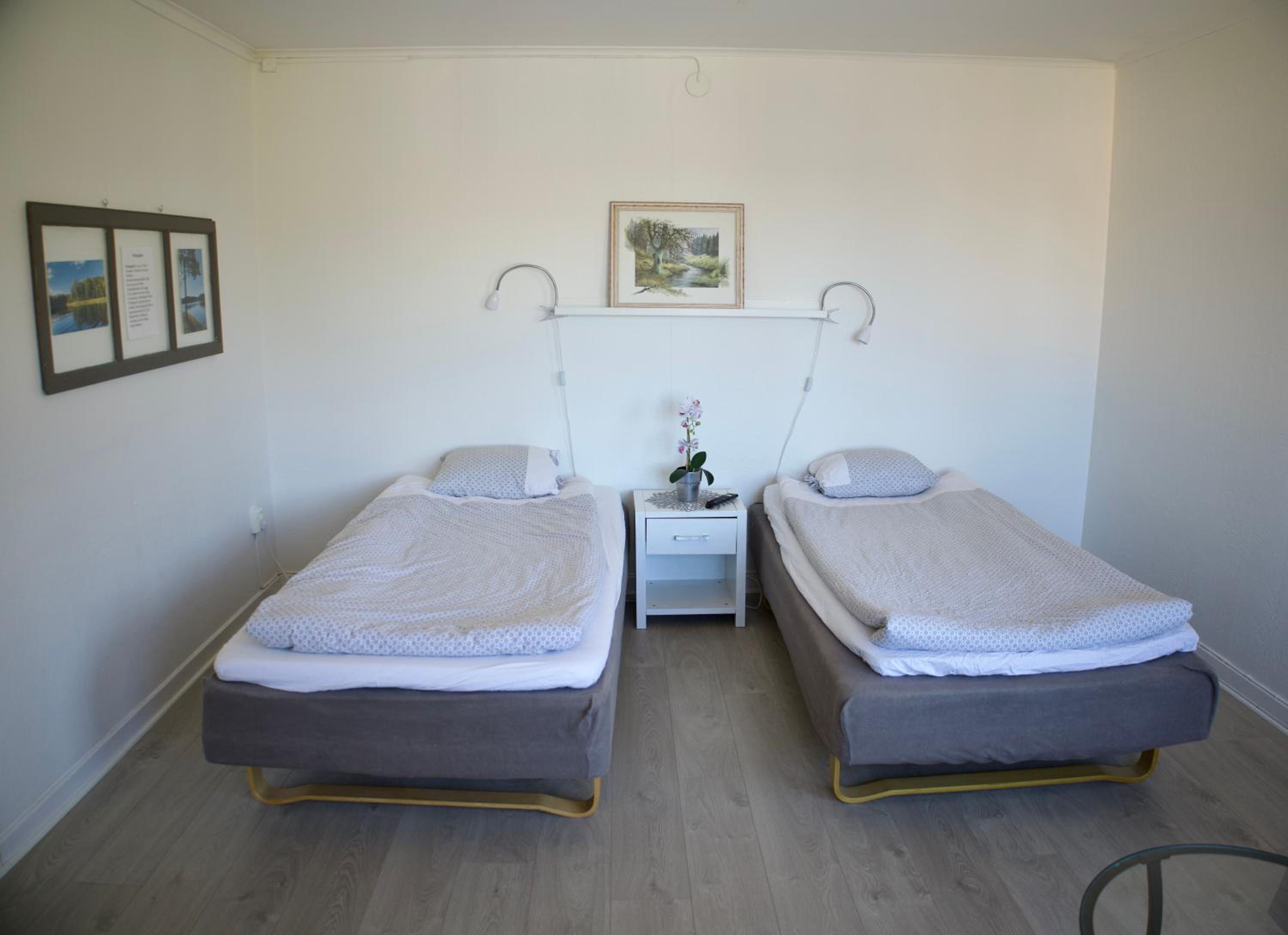 Twin Room with Lake View - Photo 4