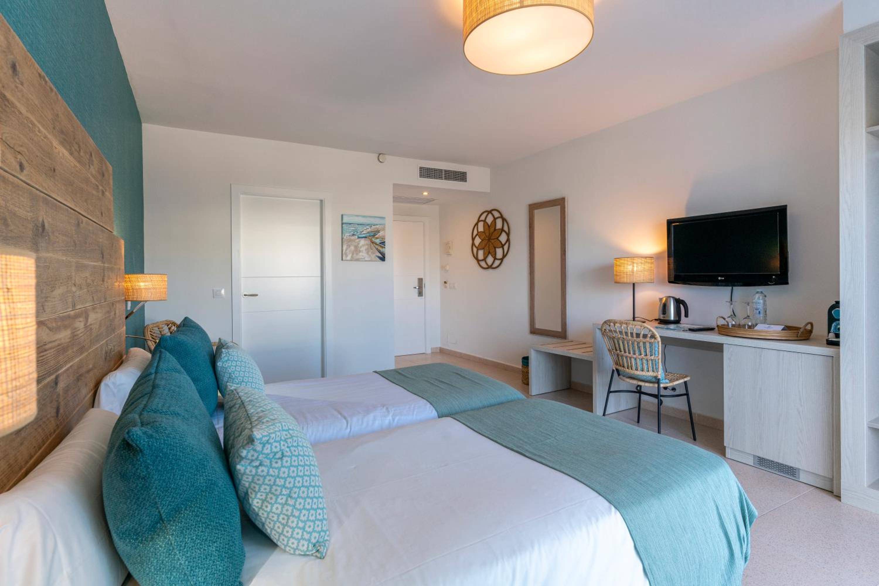 Double Room with Sea View - Photo 7