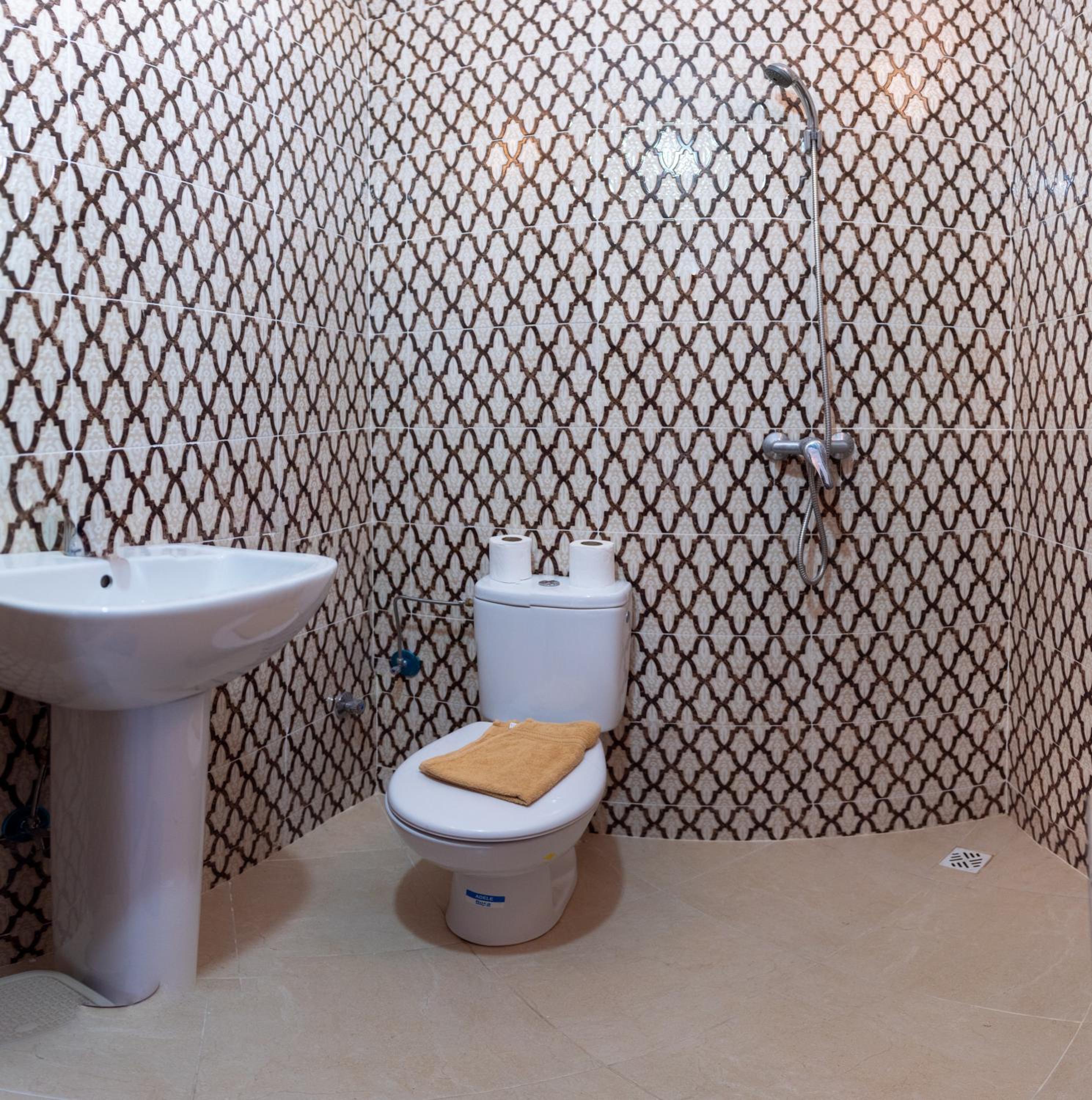 Double or Twin Room with Private Bathroom - Photo 2
