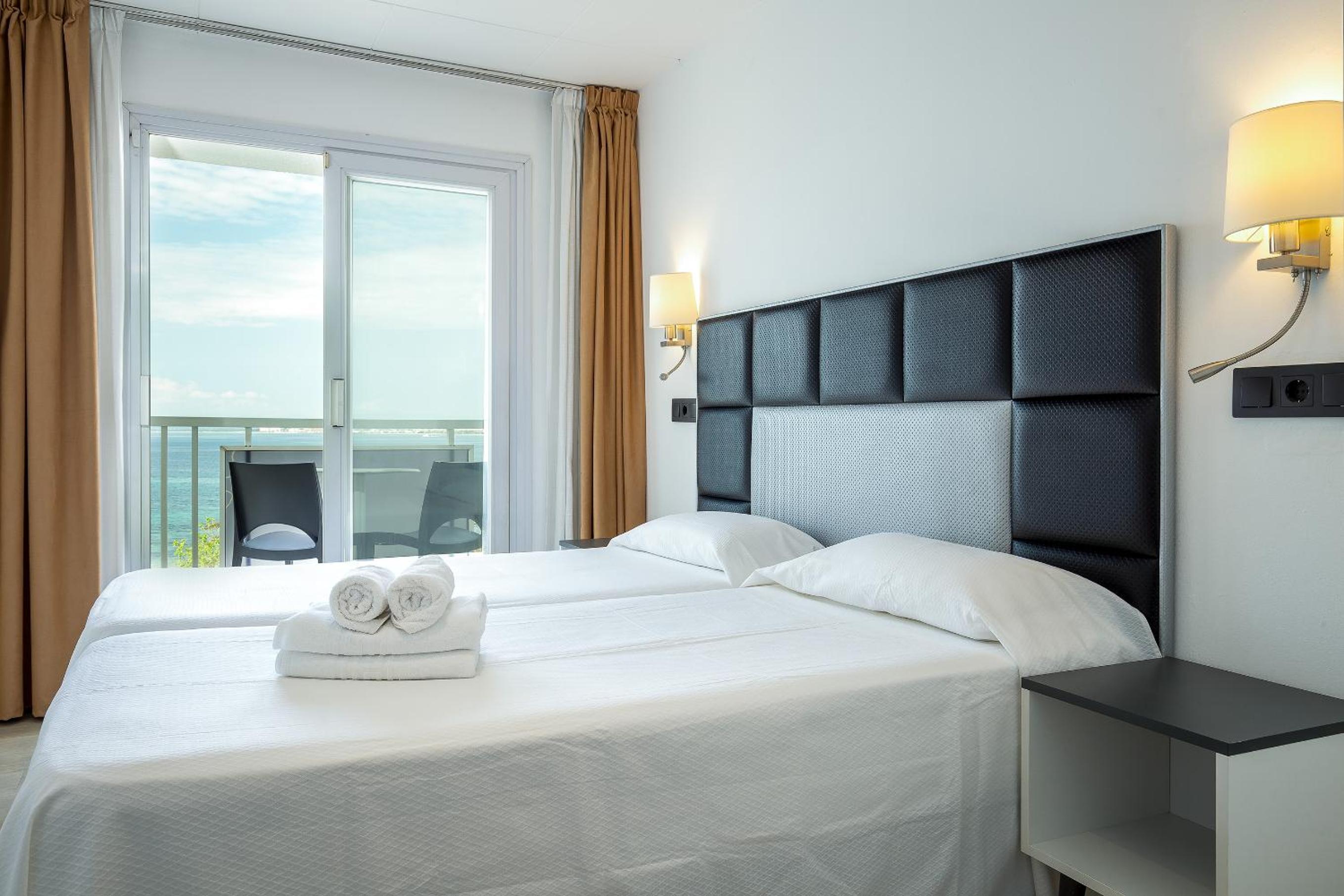 Double or Twin Room with Sea View - Photo 11