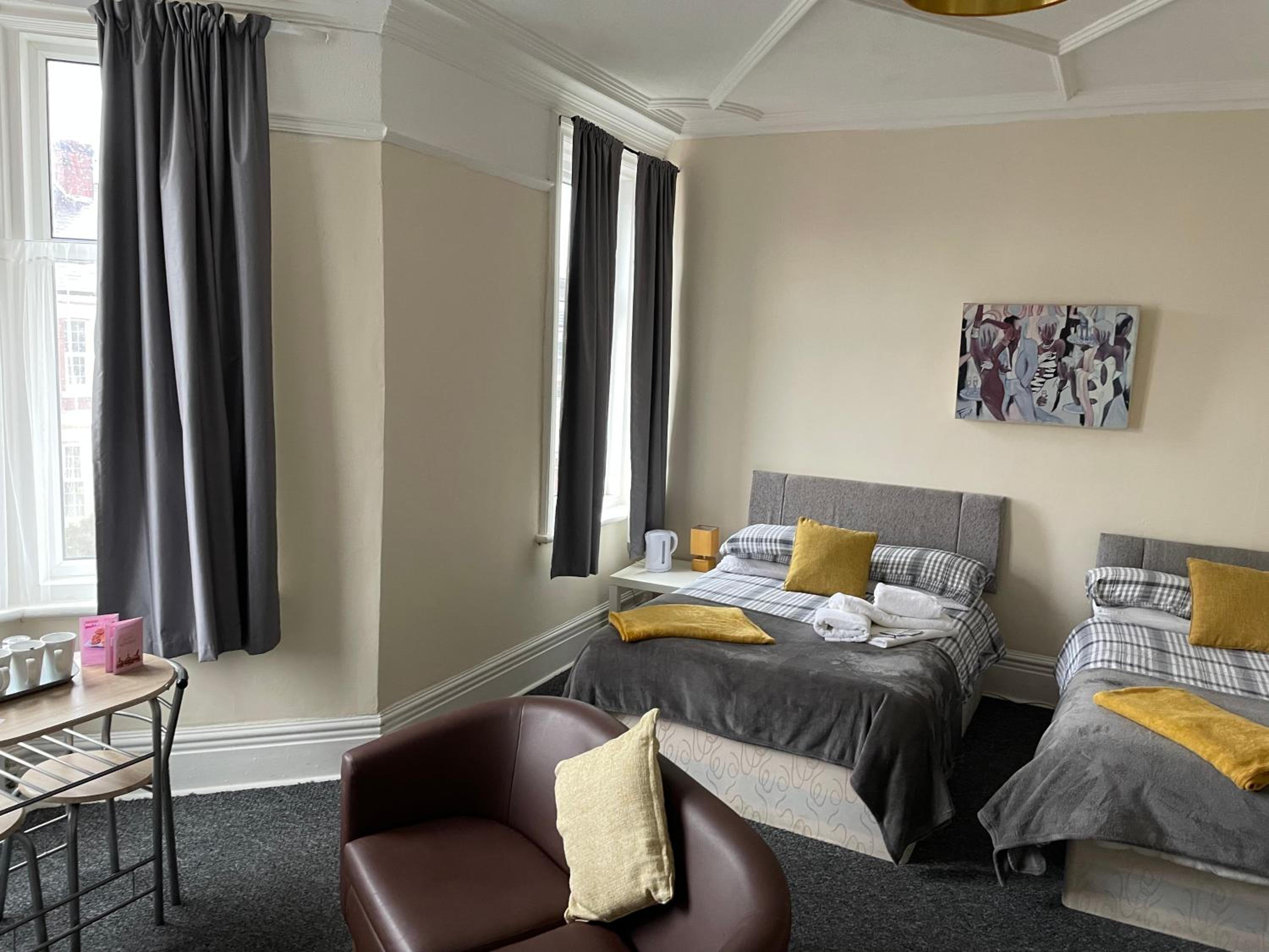 Twin Room with Private Bathroom photo 3