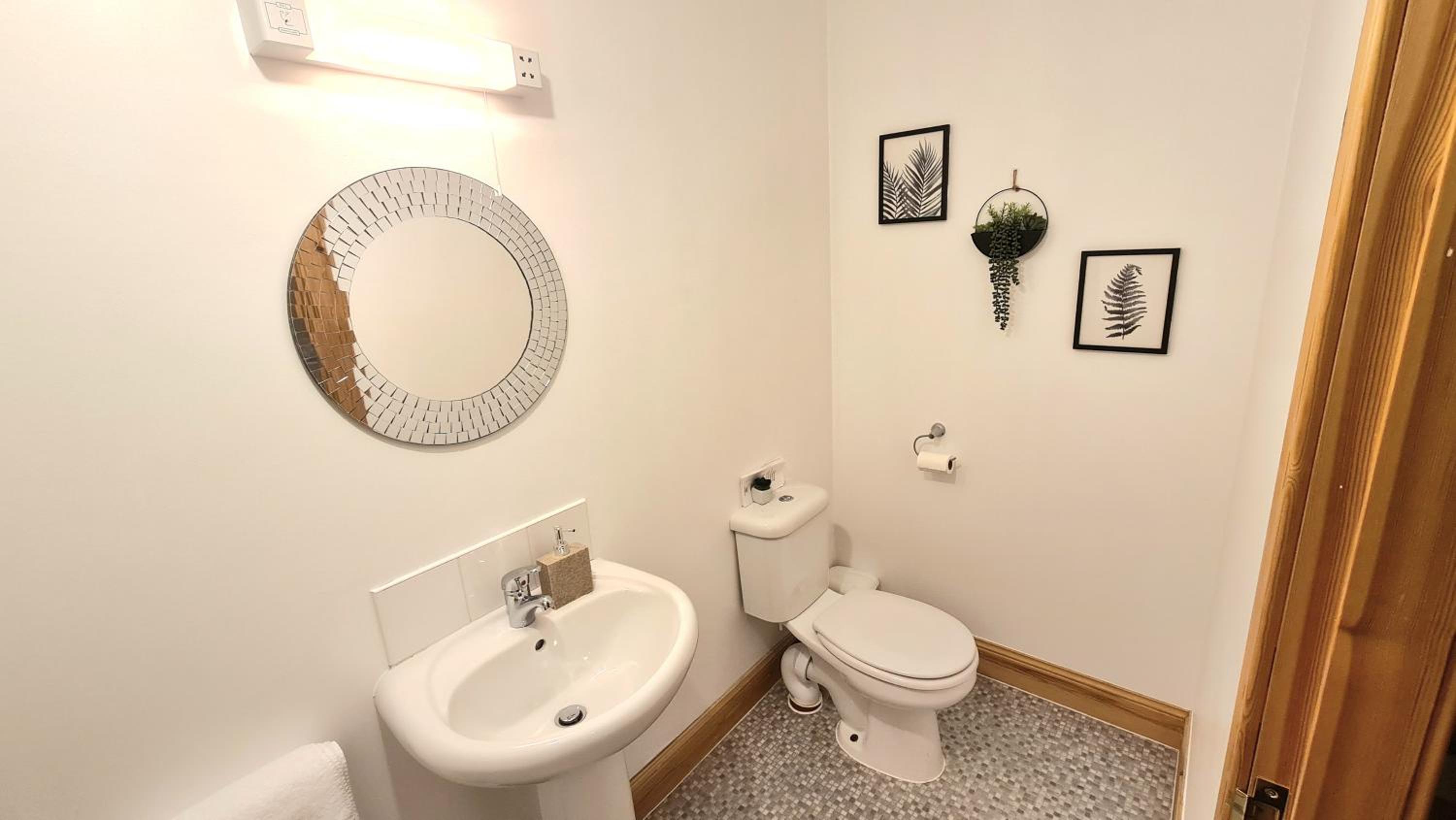 Family Room with Private Bathroom - Photo 5