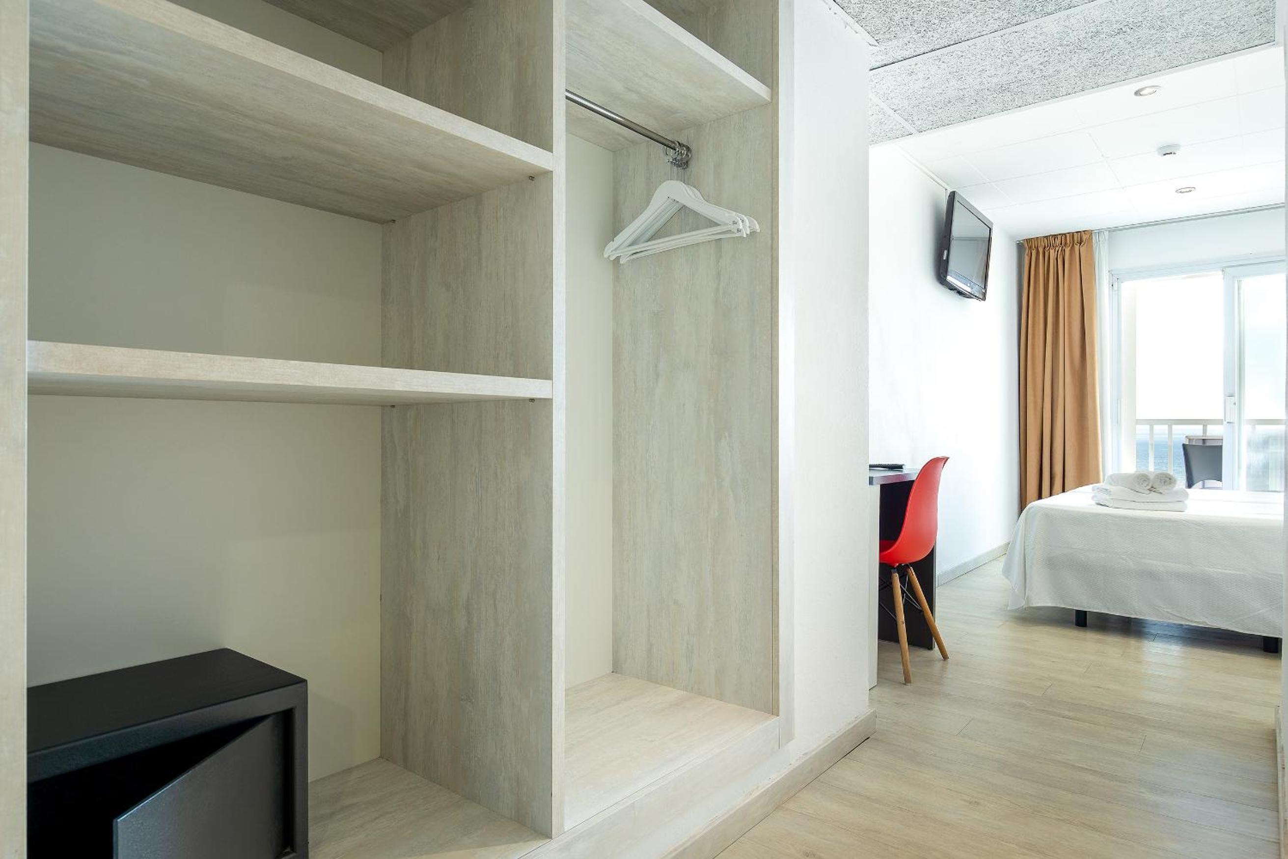 Double or Twin Room with Sea View - Photo 4