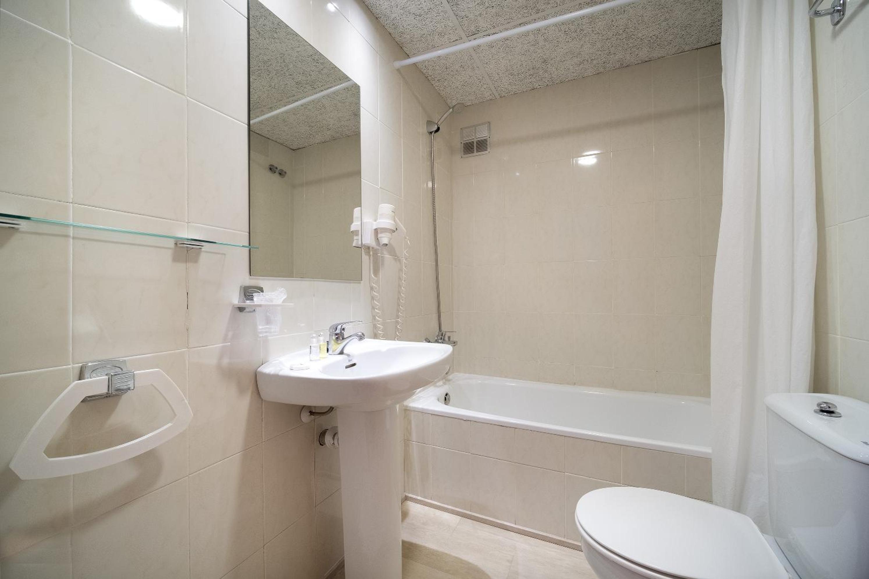 Standard Double or Twin Room - Photo 2