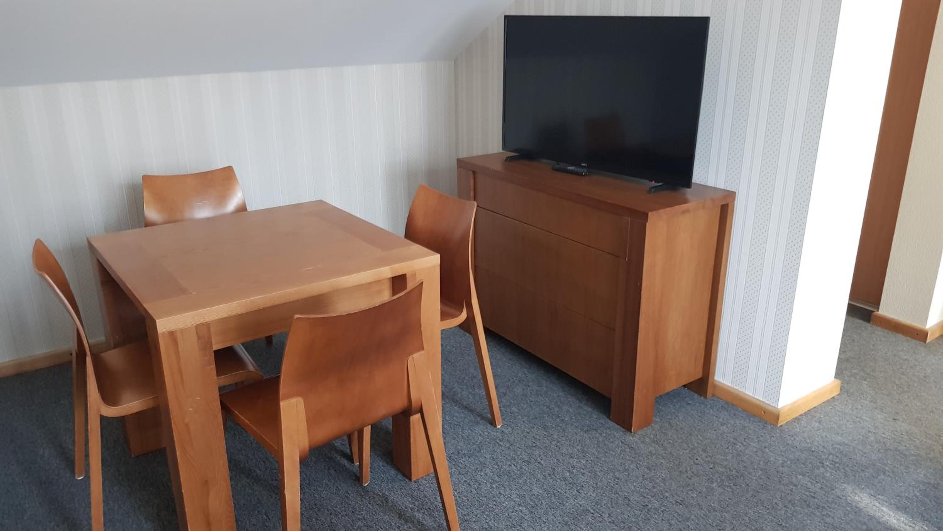 Superior Family Room photo 3