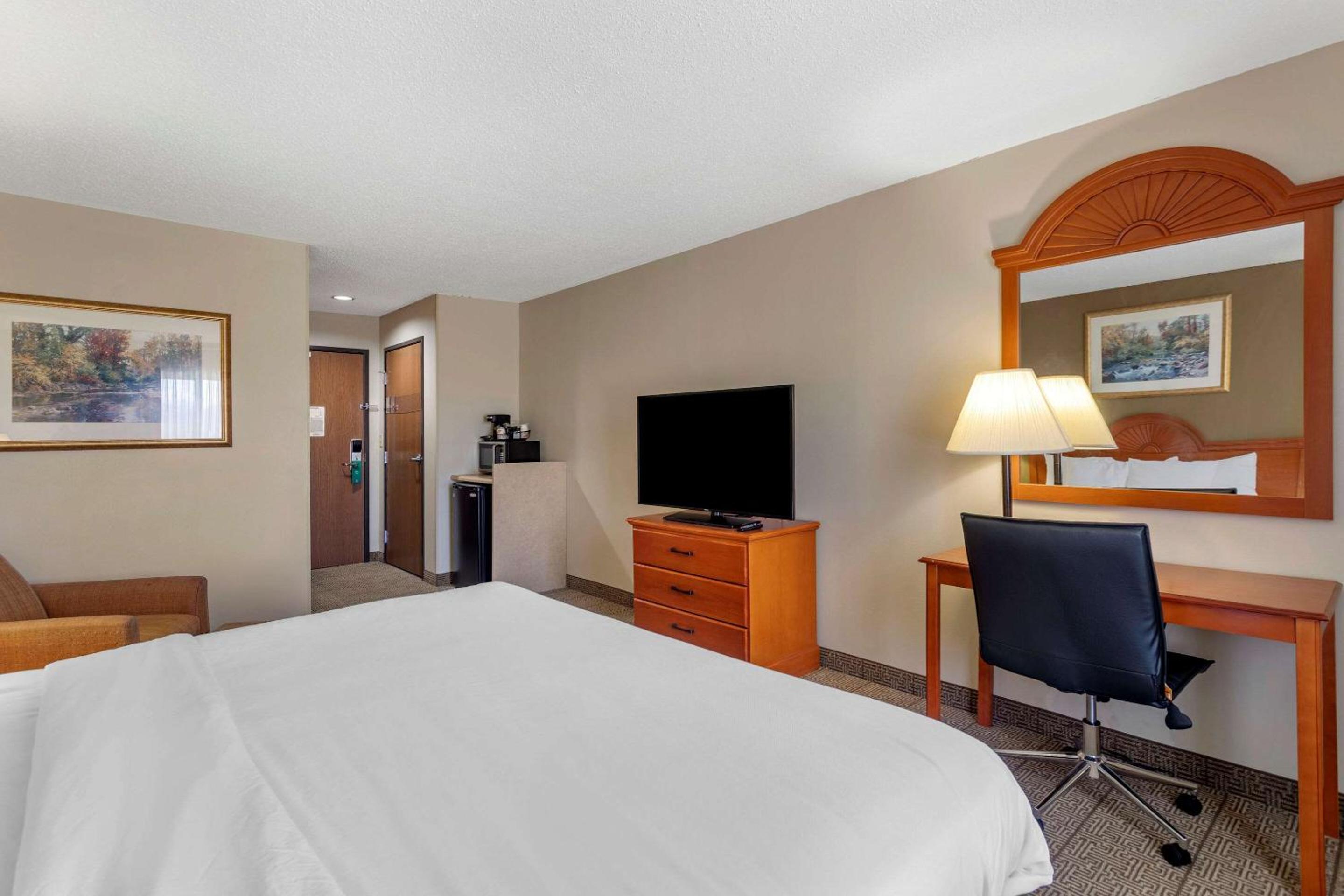 King Room - Non-Smoking - Photo 3