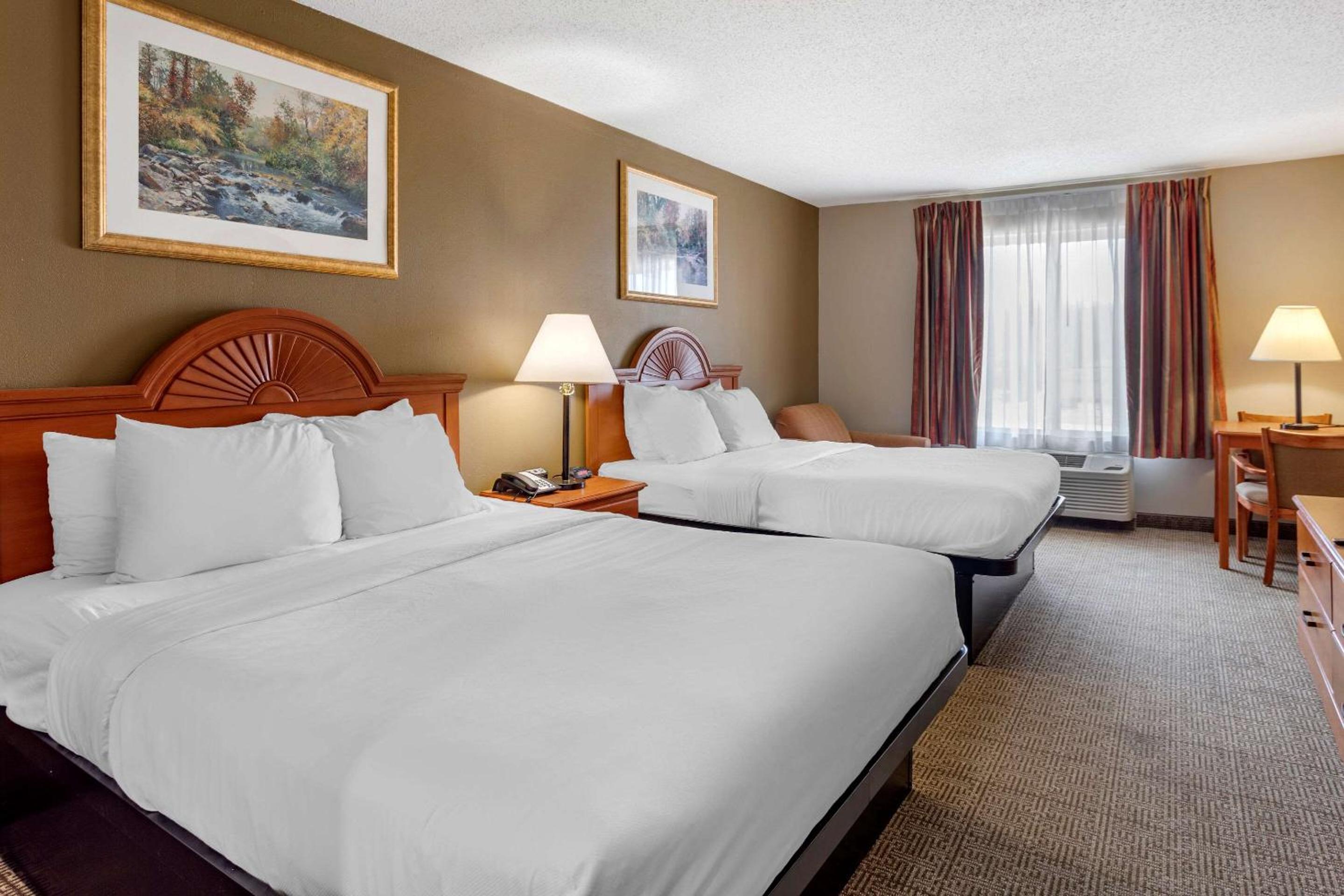 Standard Queen Room with Two Queen Beds - Non-Smoking - Photo 1