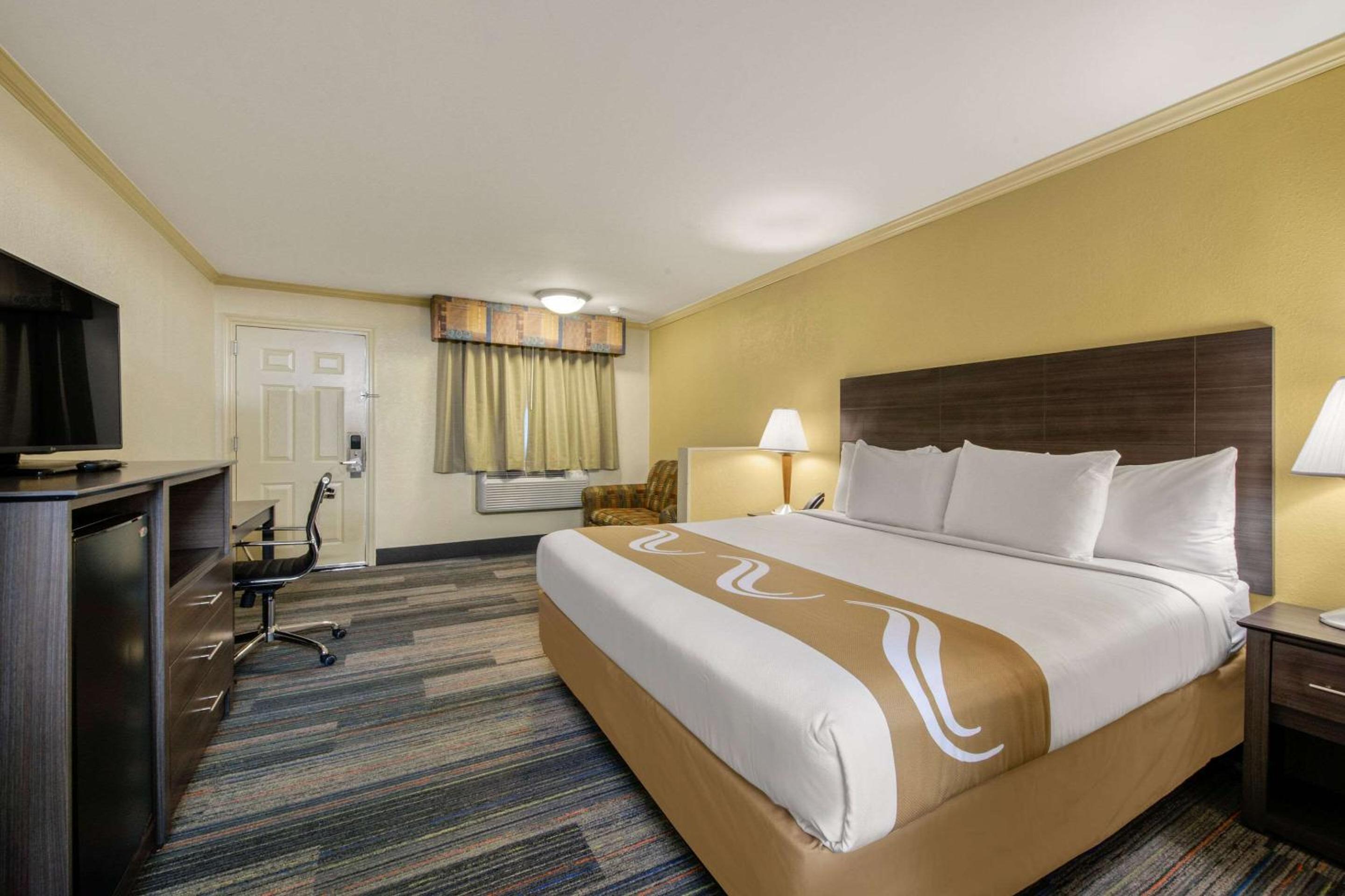 Deluxe King Room photo 1