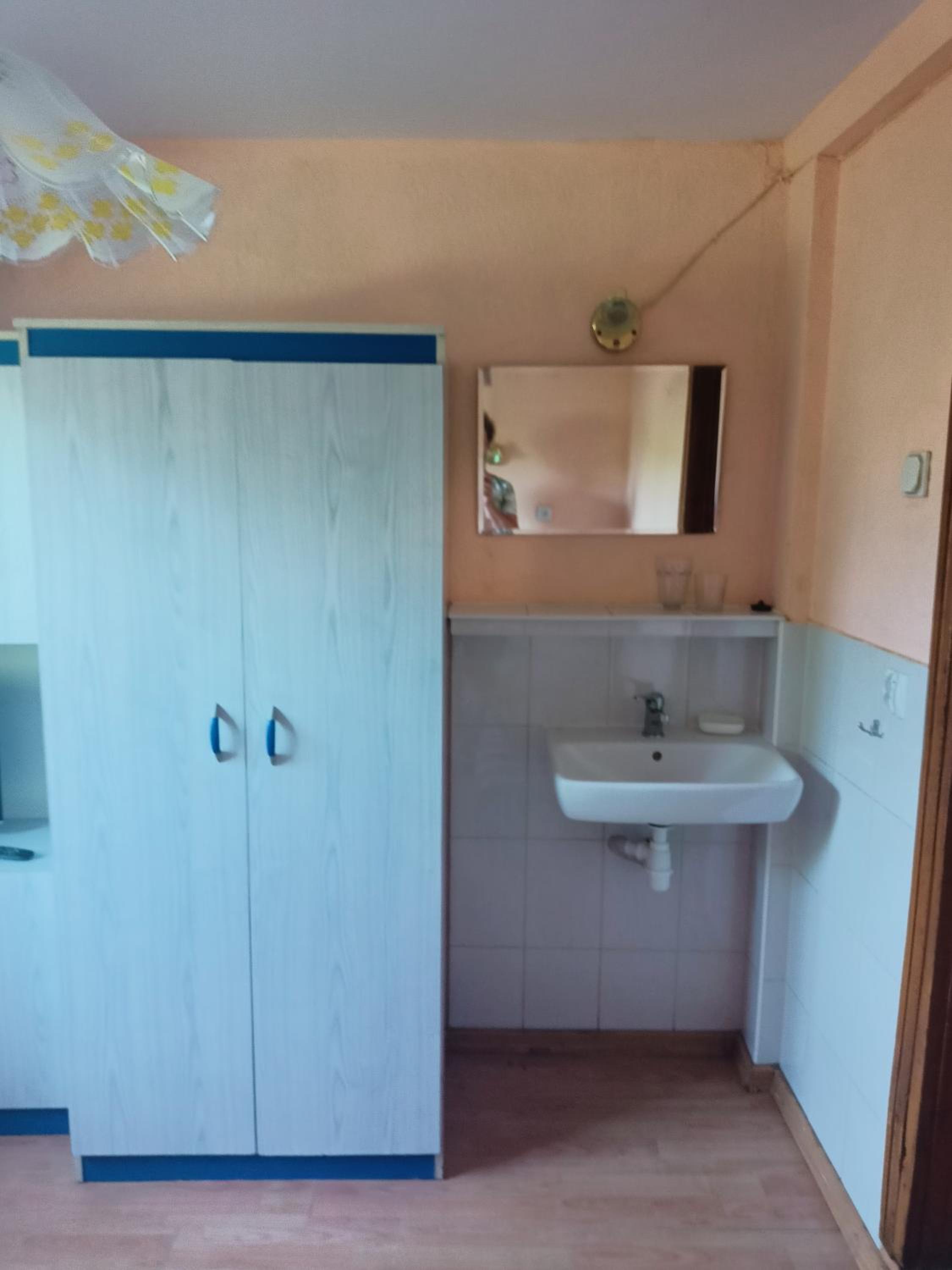 Small Twin Room - Photo 3