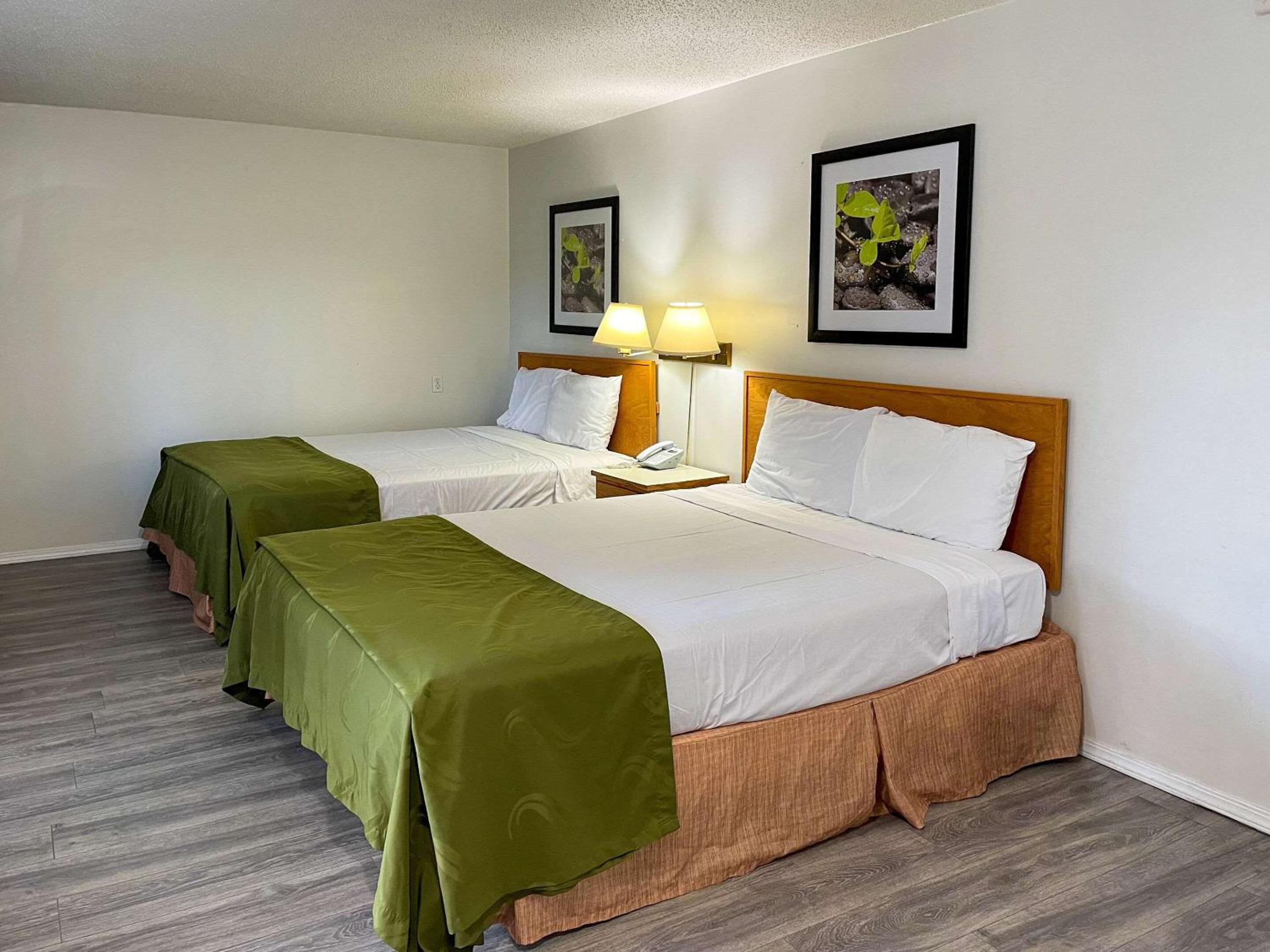 Queen Room with Two Queen Beds photo 1