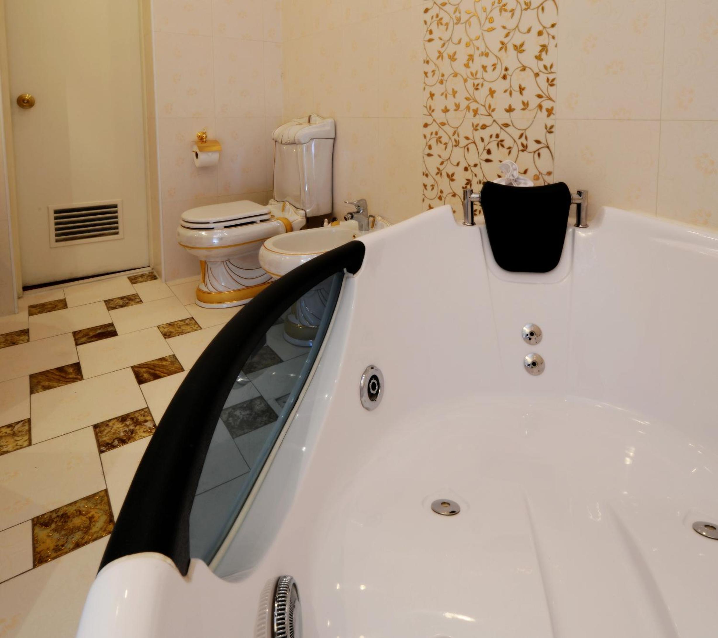 Executive Suite - Photo 6