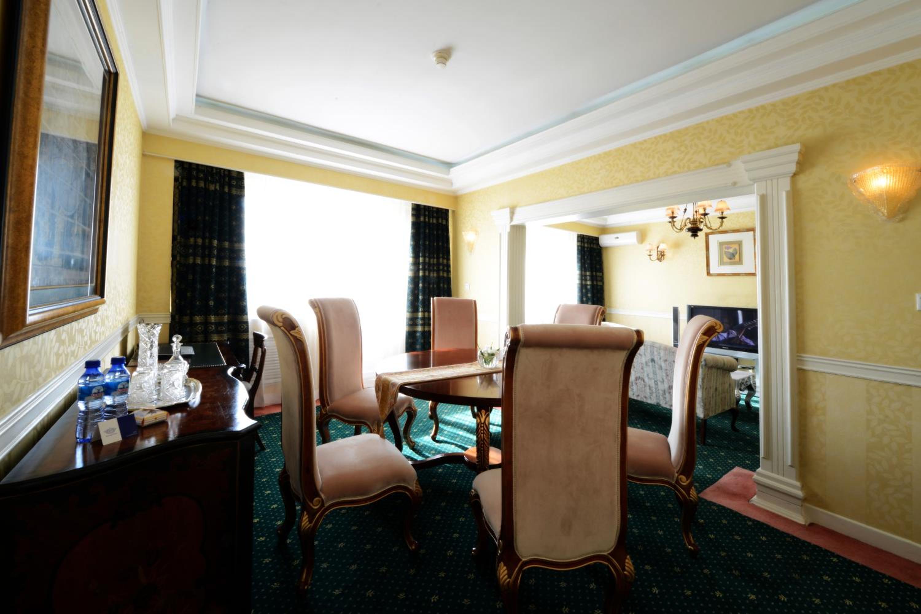 Executive Suite - Photo 2