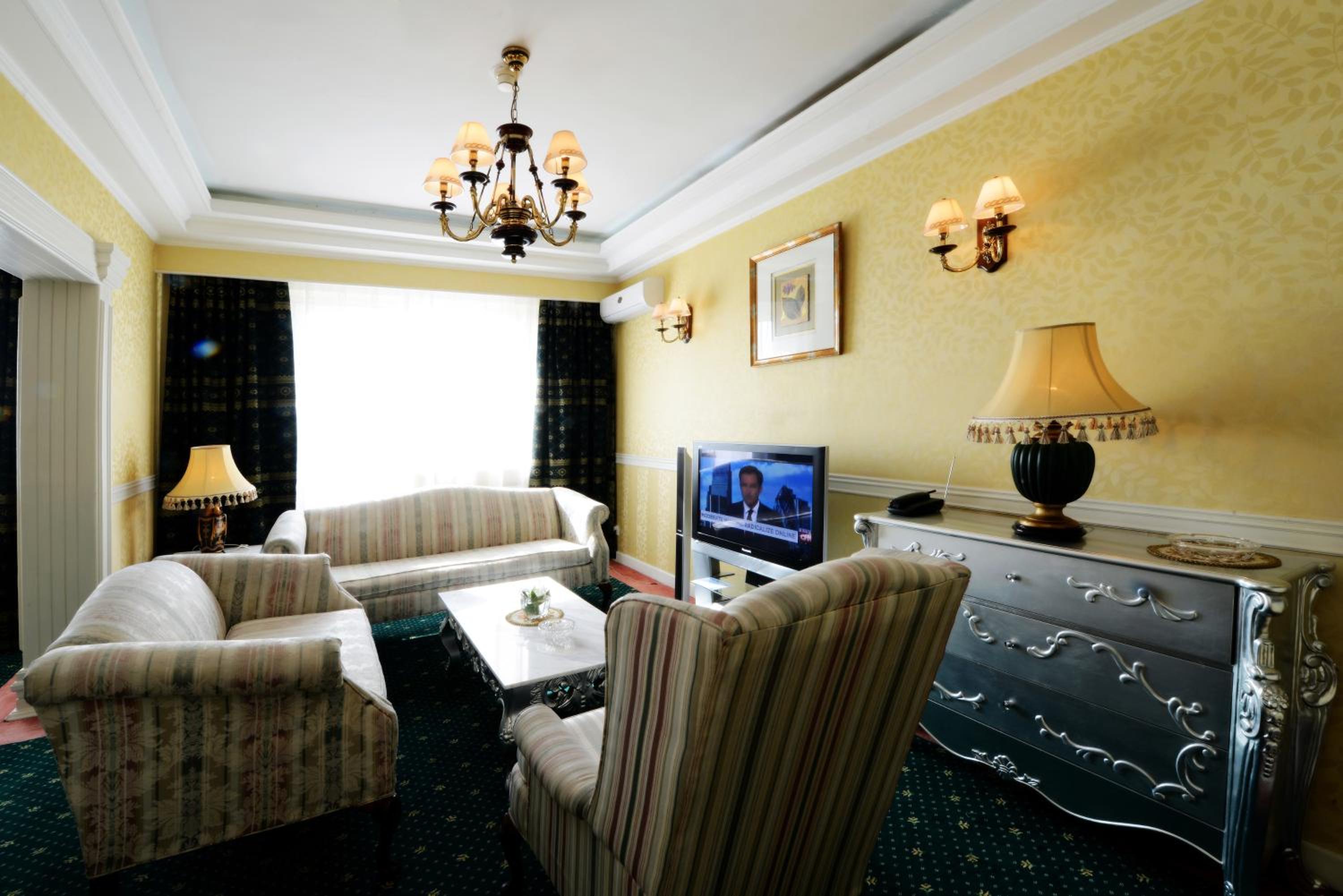 Executive Suite - Photo 7