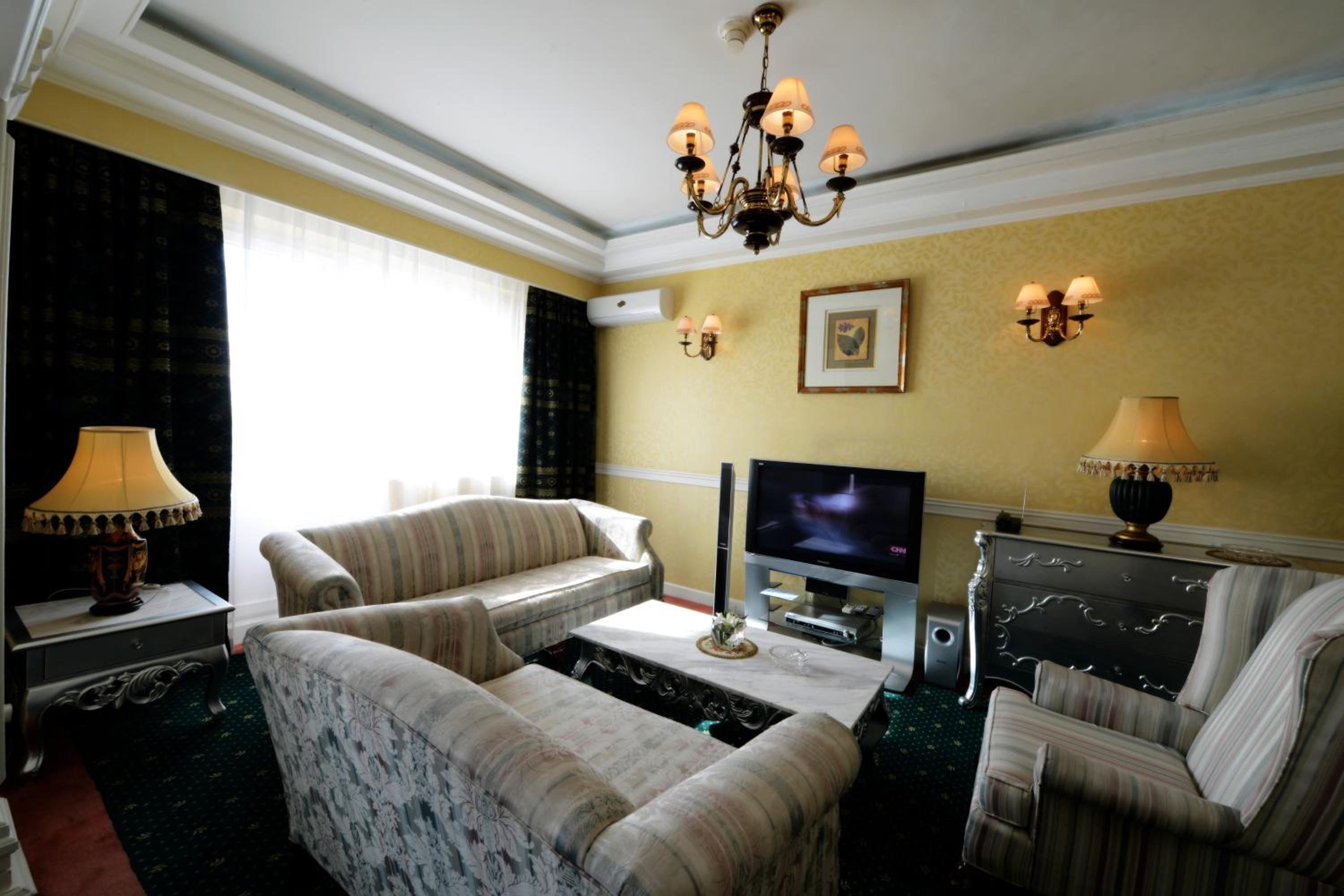 Executive Suite - Photo 3