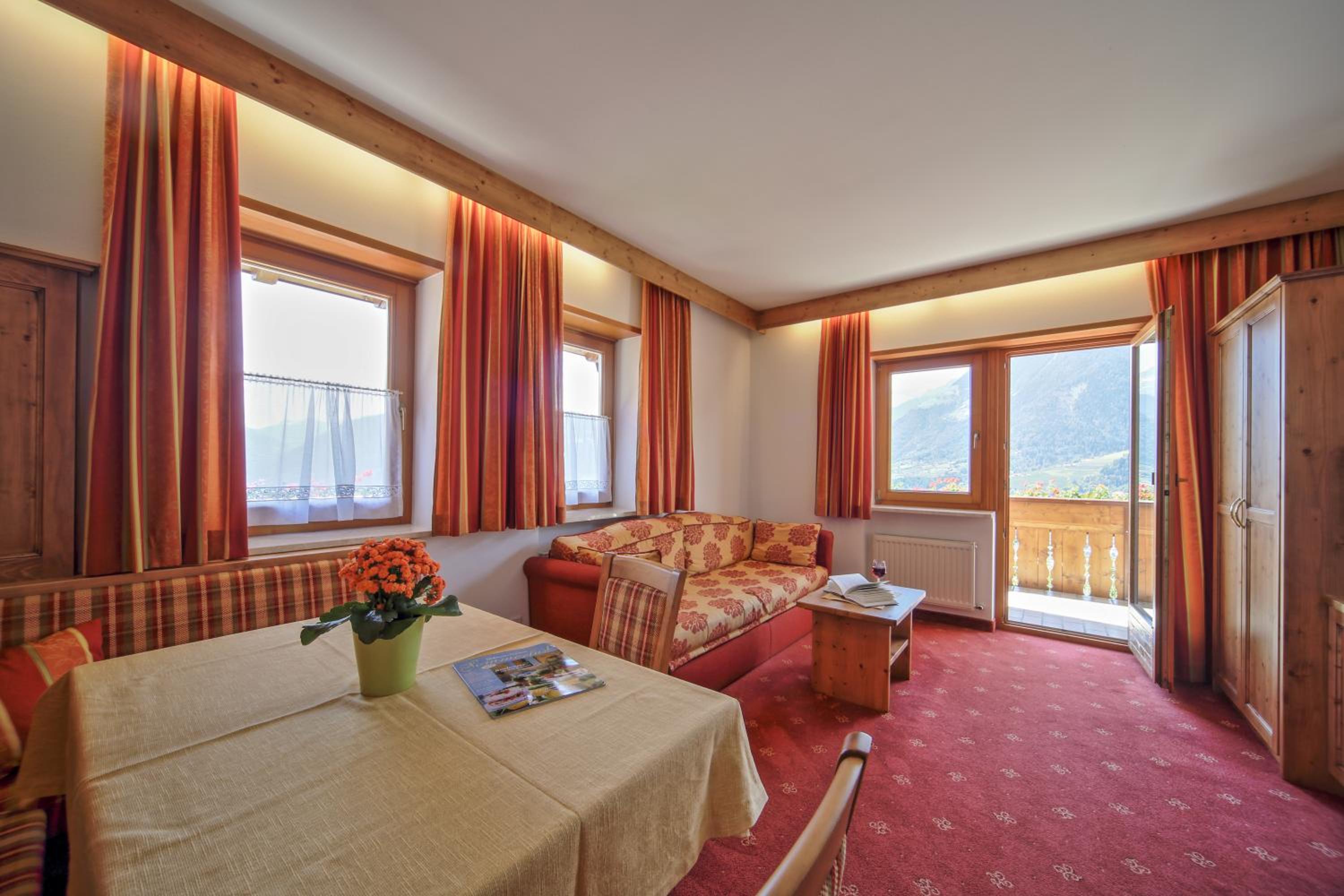 One-Bedroom Large Apartment with Balcony - Photo 1