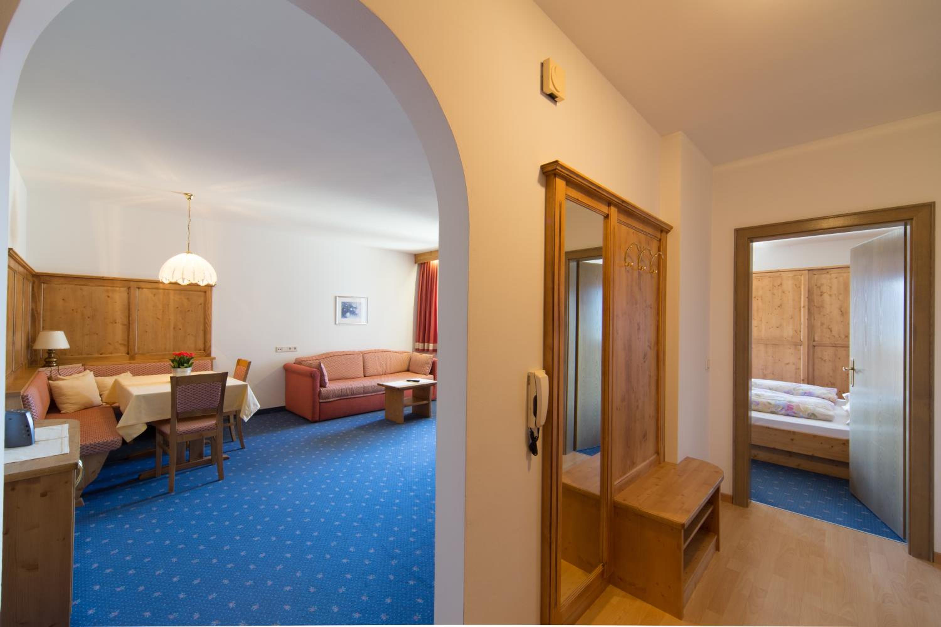 One-Bedroom Large Apartment with Balcony - Photo 10