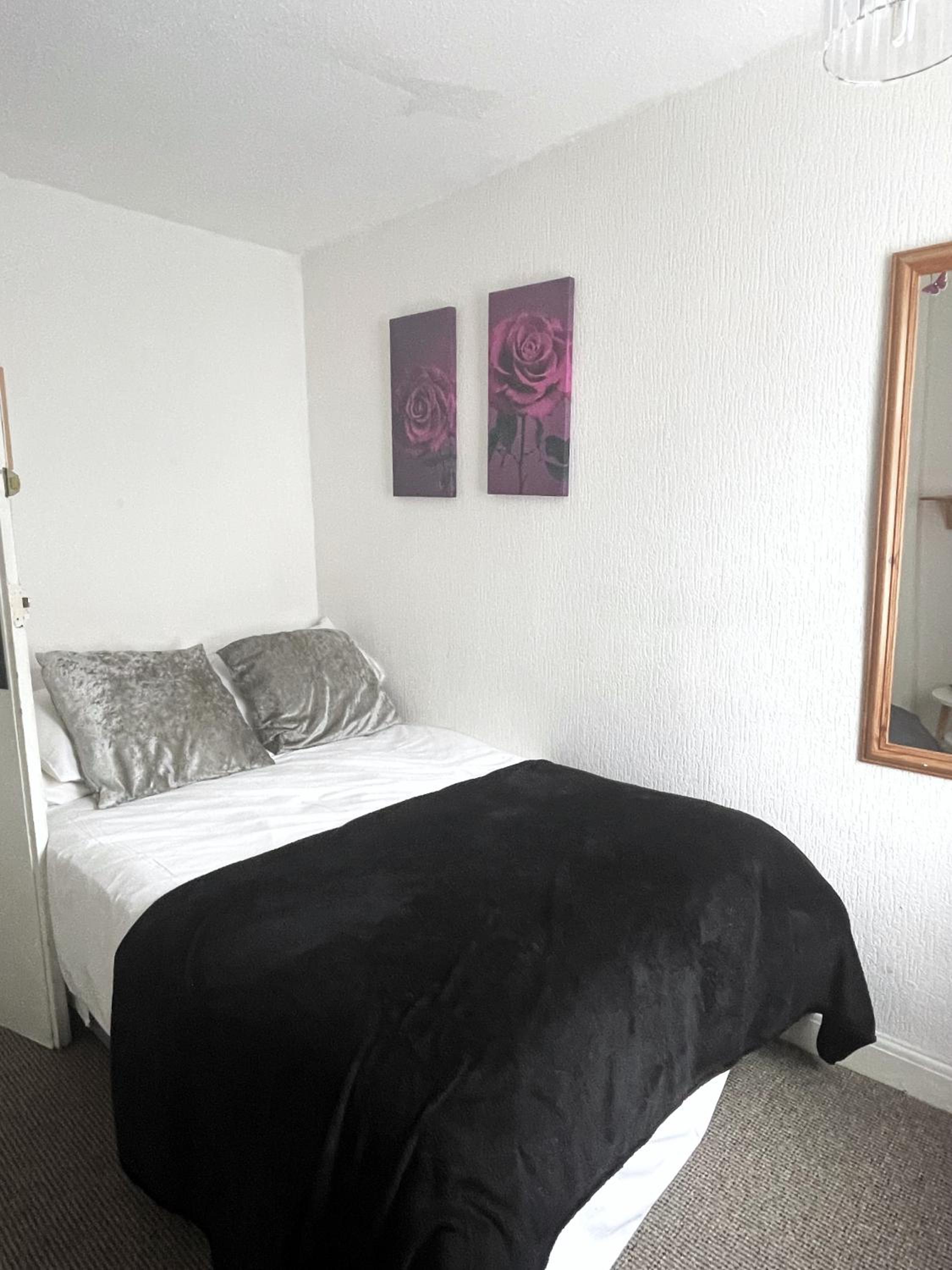 Double or Twin Room with Private Bathroom - Photo 4