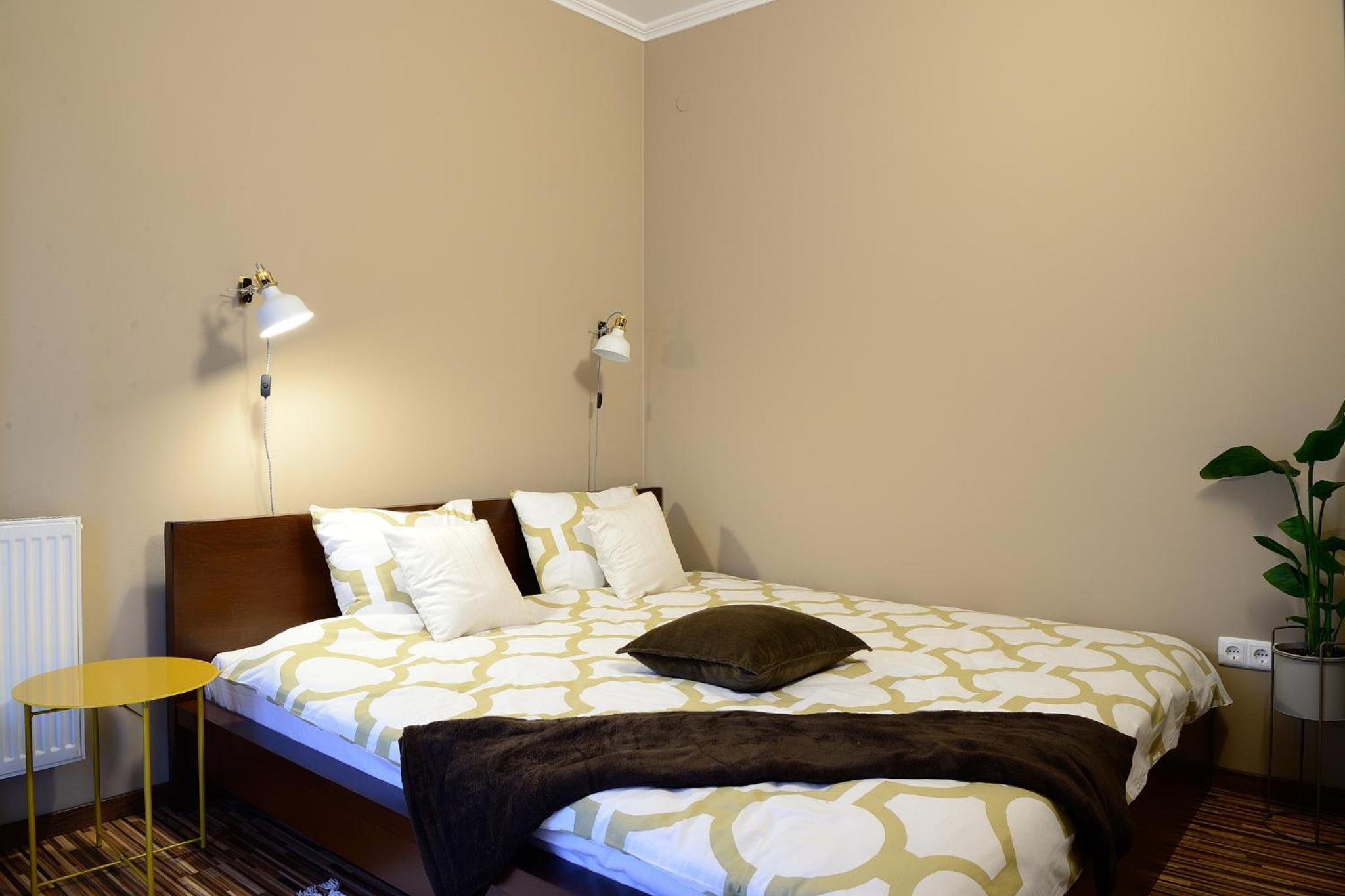 Apartment with Balcony - Photo 3