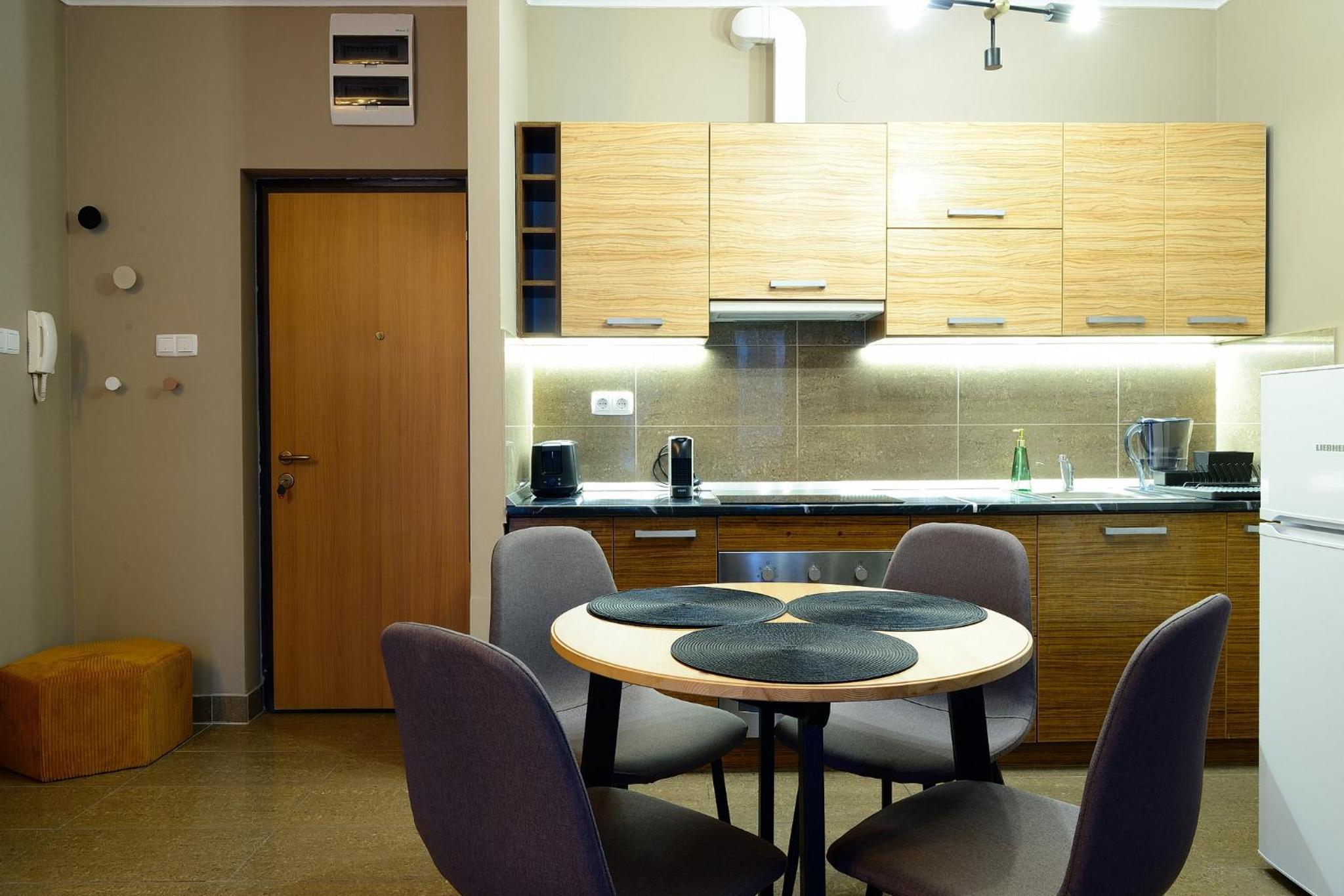 Apartment with Balcony - Photo 9