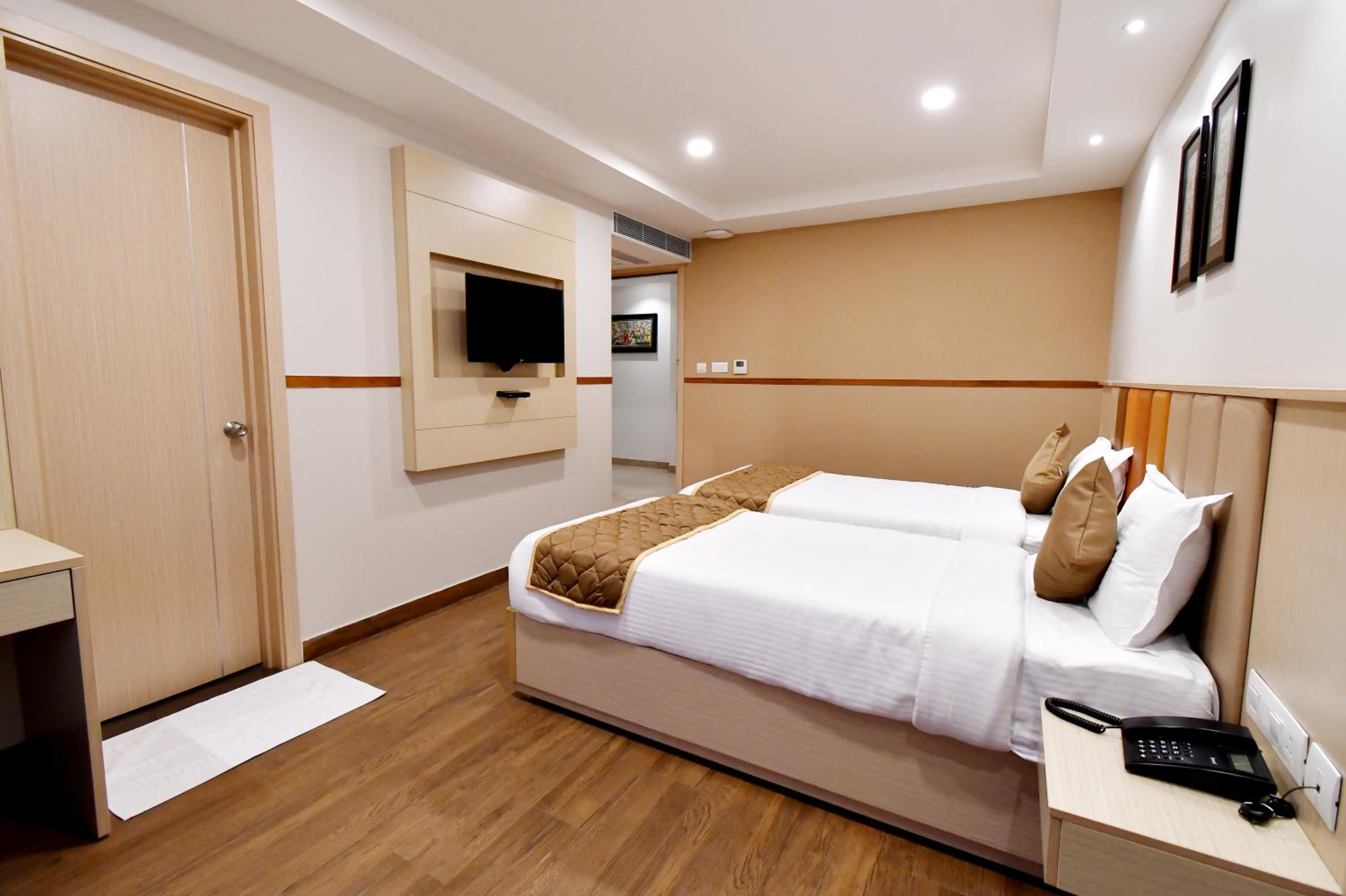 Large Twin Room - Photo 11