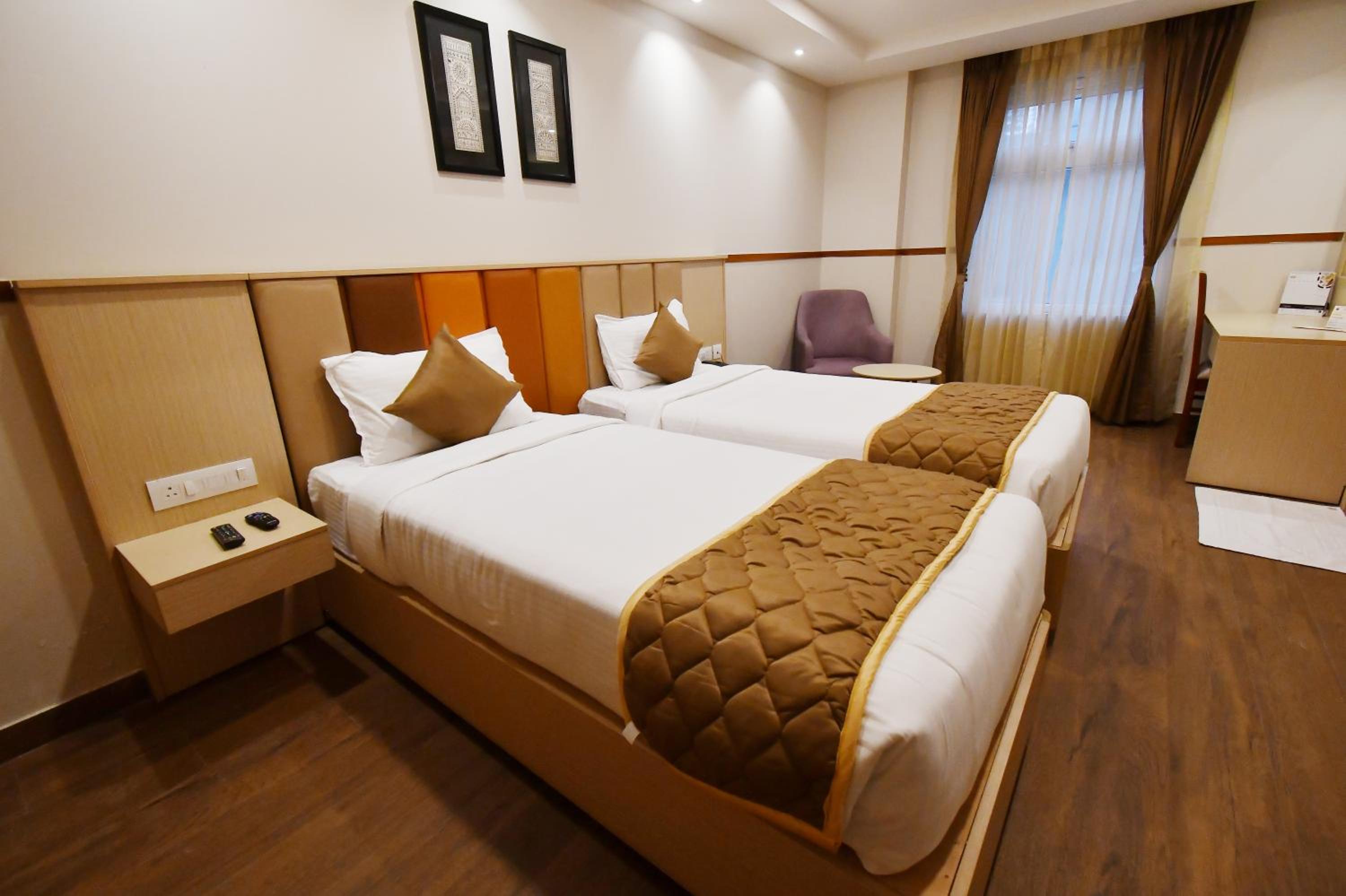 Large Twin Room - Photo 9