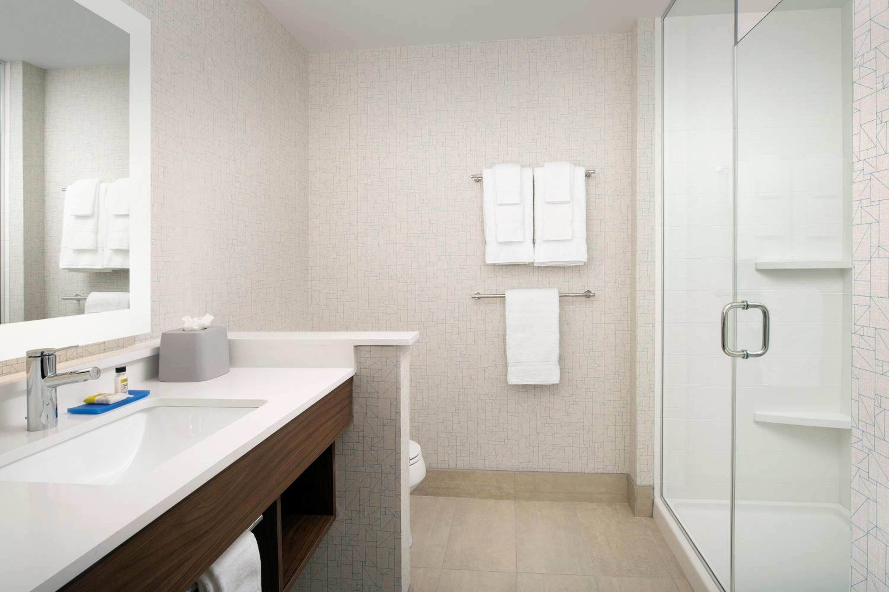 Standard King Room - Communications Accessible photo 2