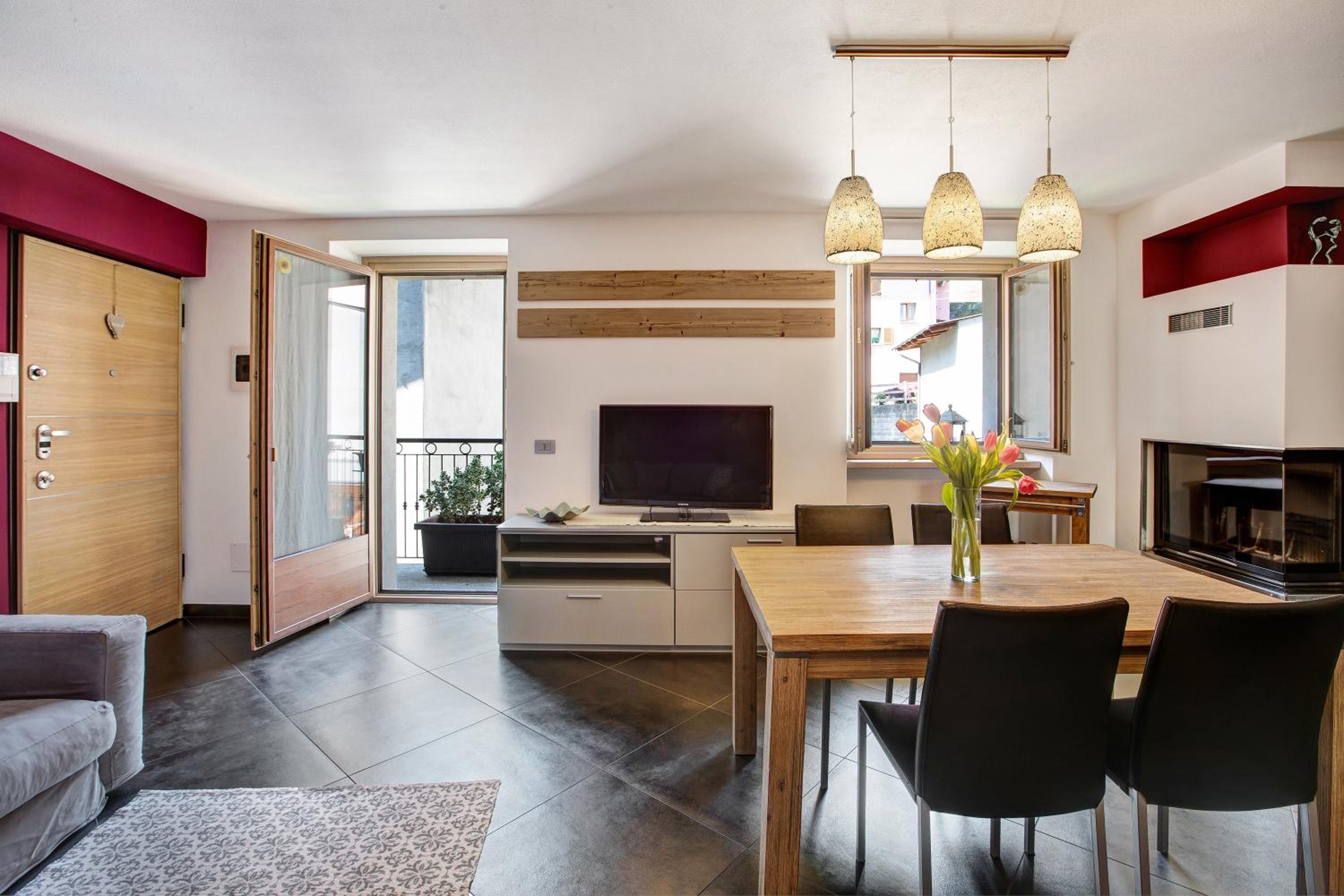Two-Bedroom Deluxe Apartment with Balcony