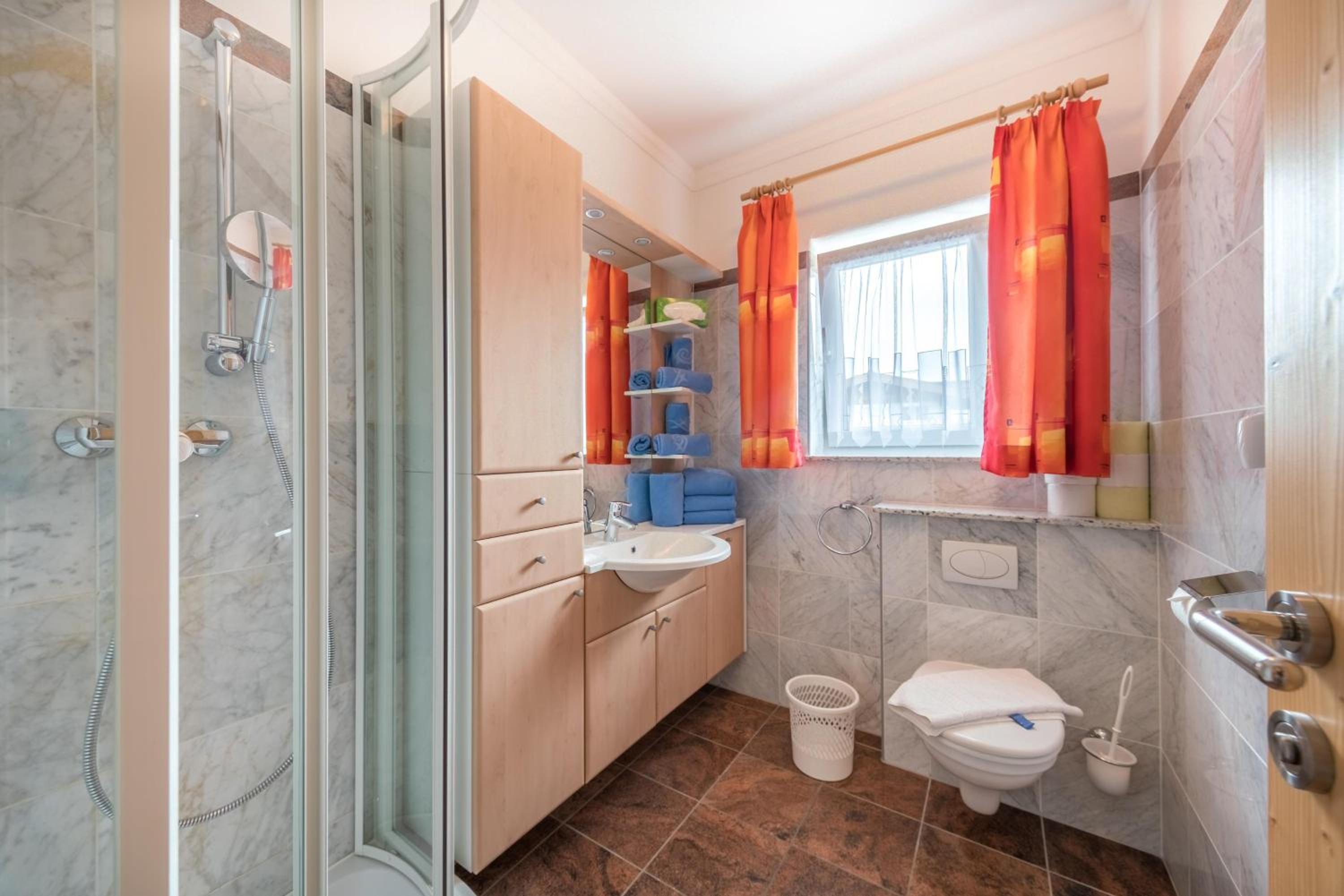 Two-Bedroom Apartment with Bathroom photo 2