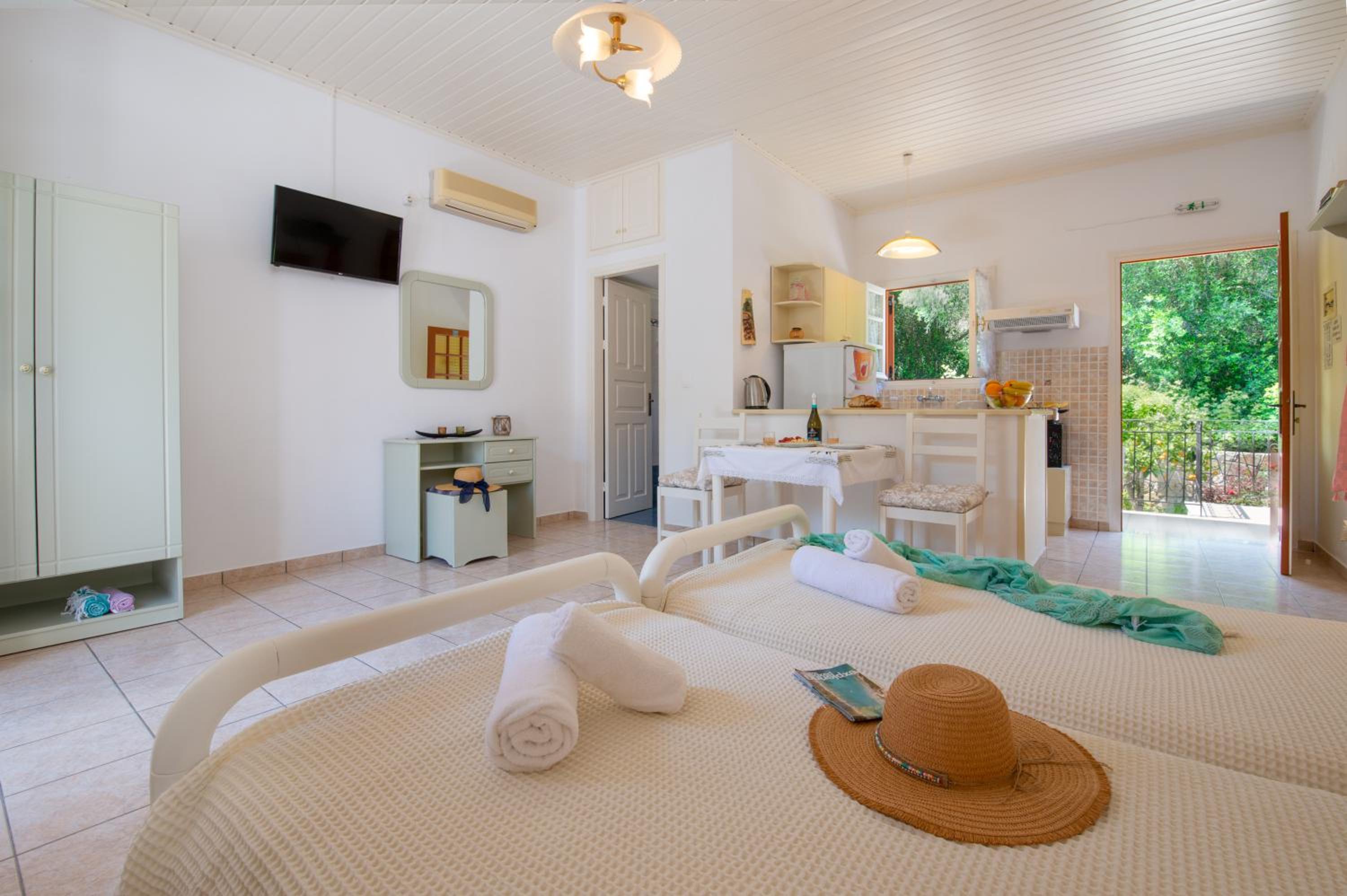 Standard Twin Room with Garden View - Photo 7