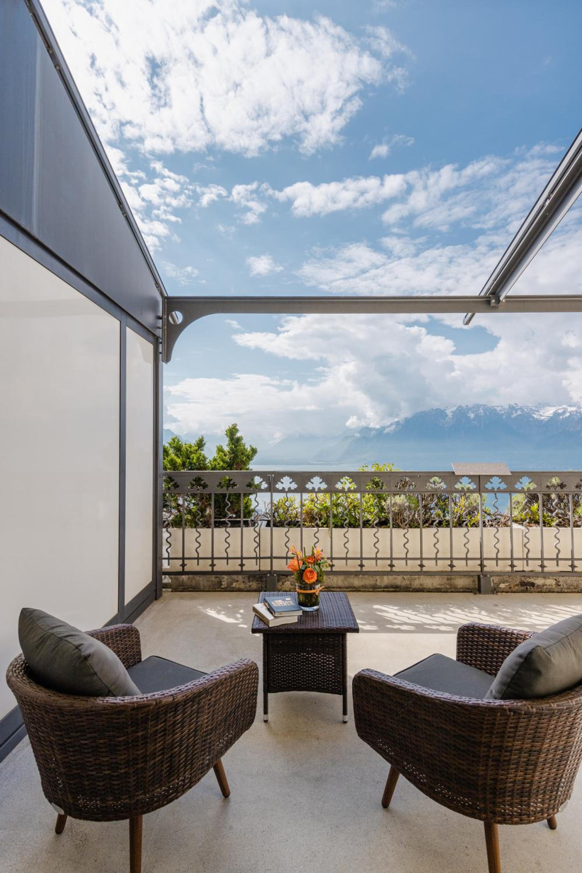Deluxe Double Room with Balcony and Lake View photo 2
