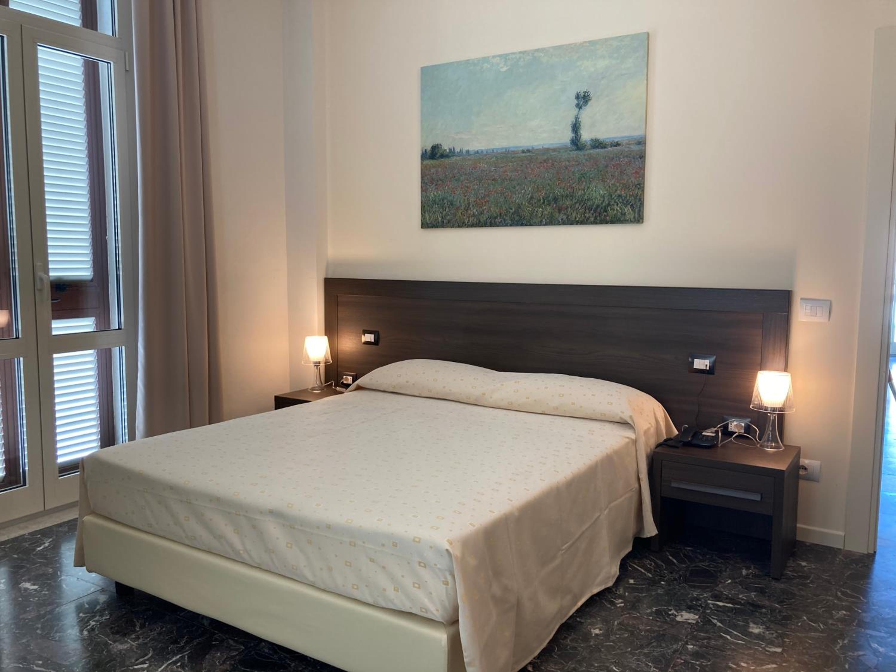 Double Room - Photo 7