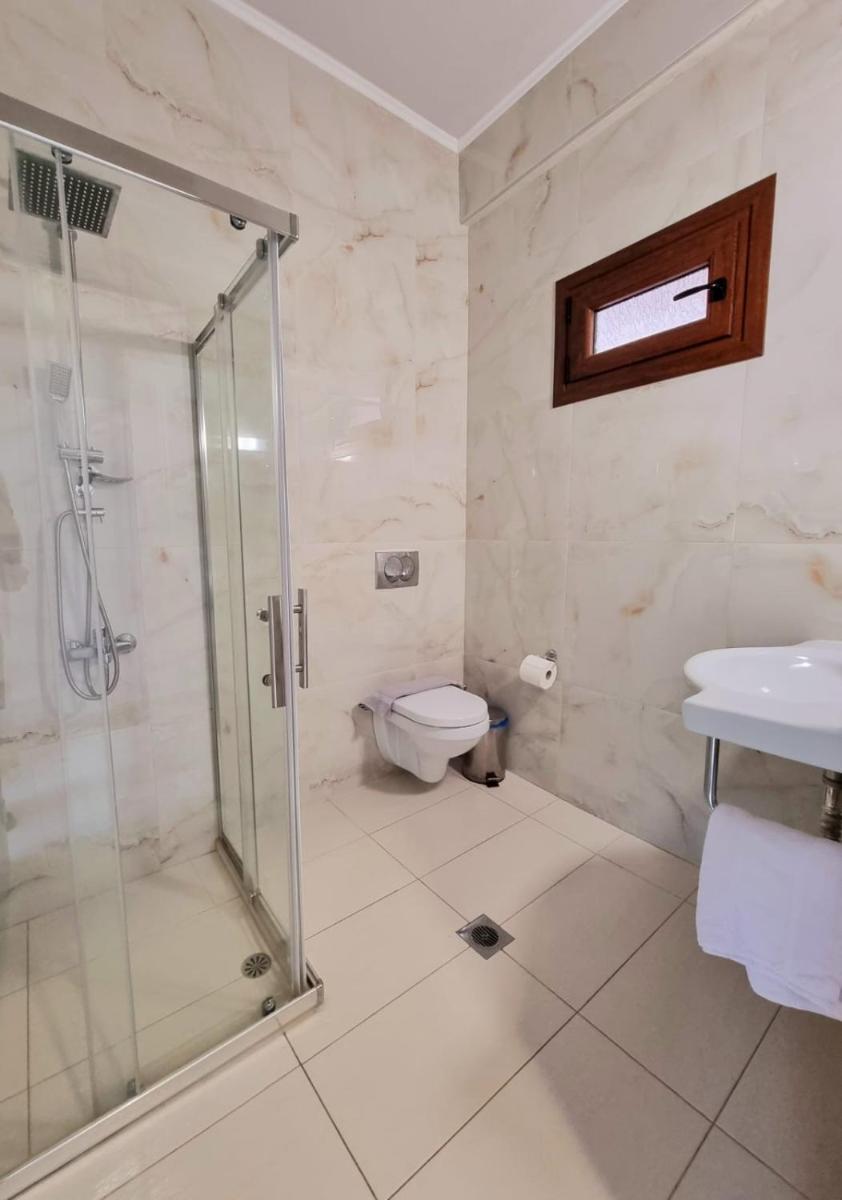 Deluxe Suite with Sea View - Photo 4