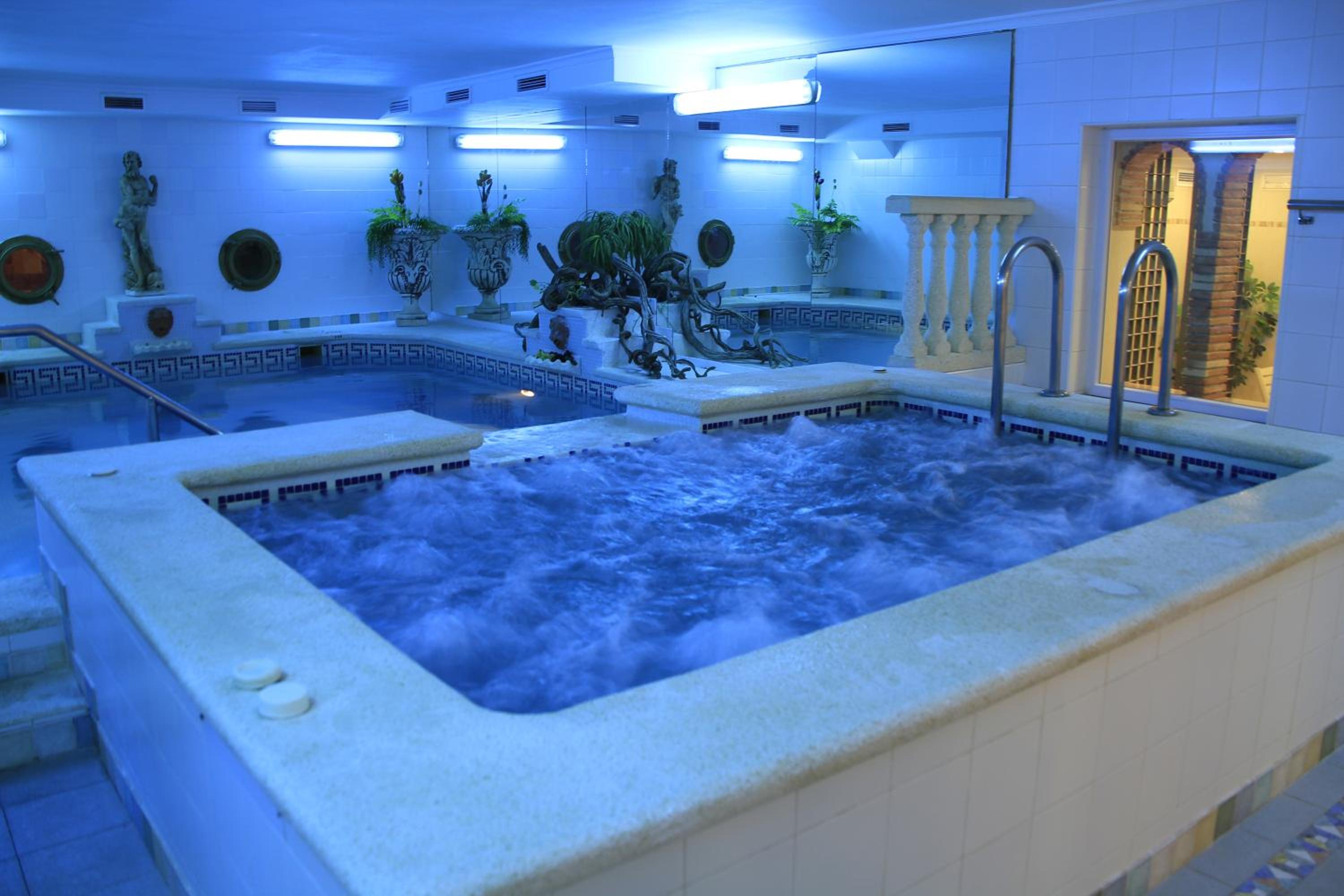 Habitación Doble Estándar con dos camas supletorias y acceso al spa (2 adultos + 2 niños)