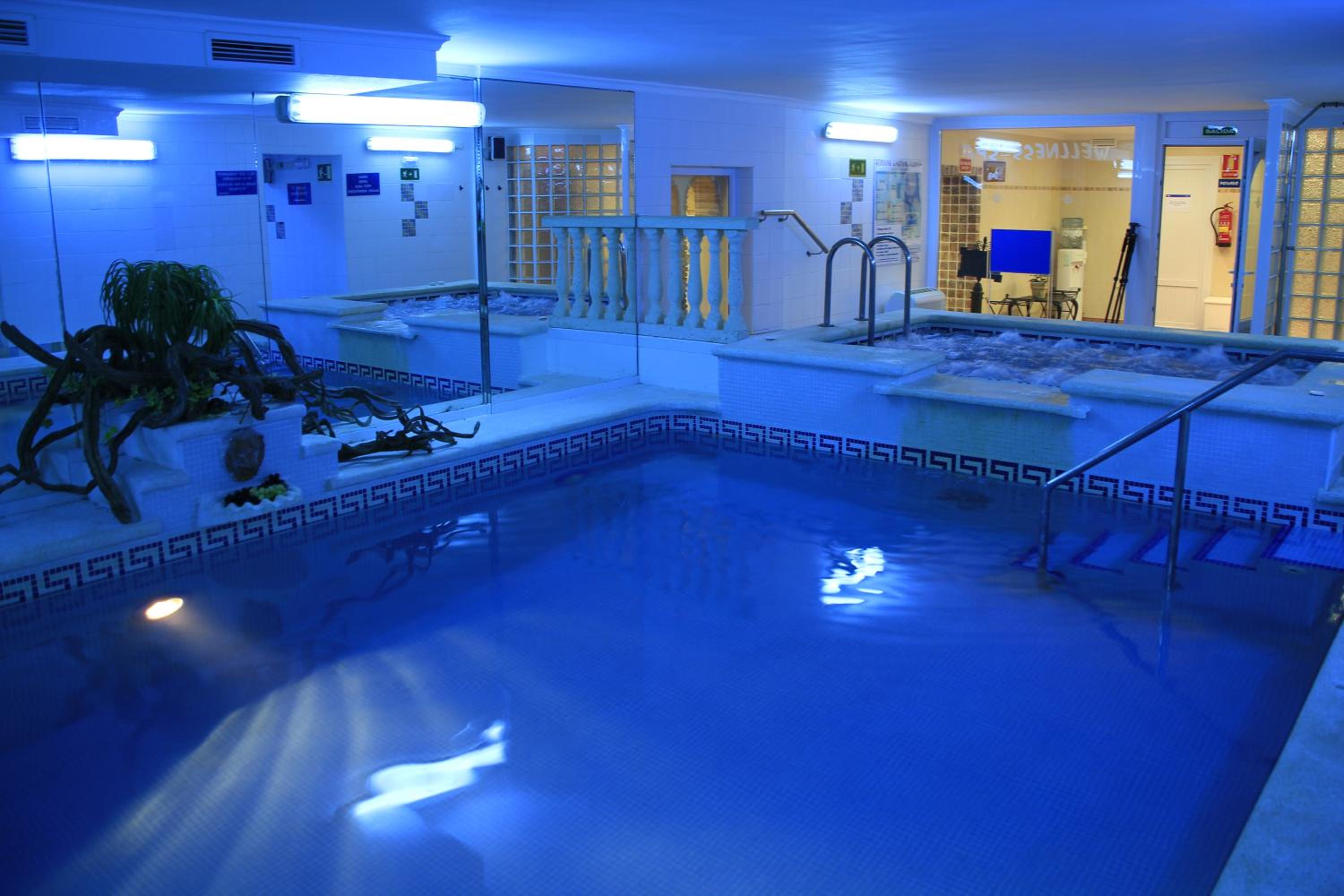 Habitación Doble Estándar con dos camas supletorias y acceso al spa (2 adultos + 2 niños)