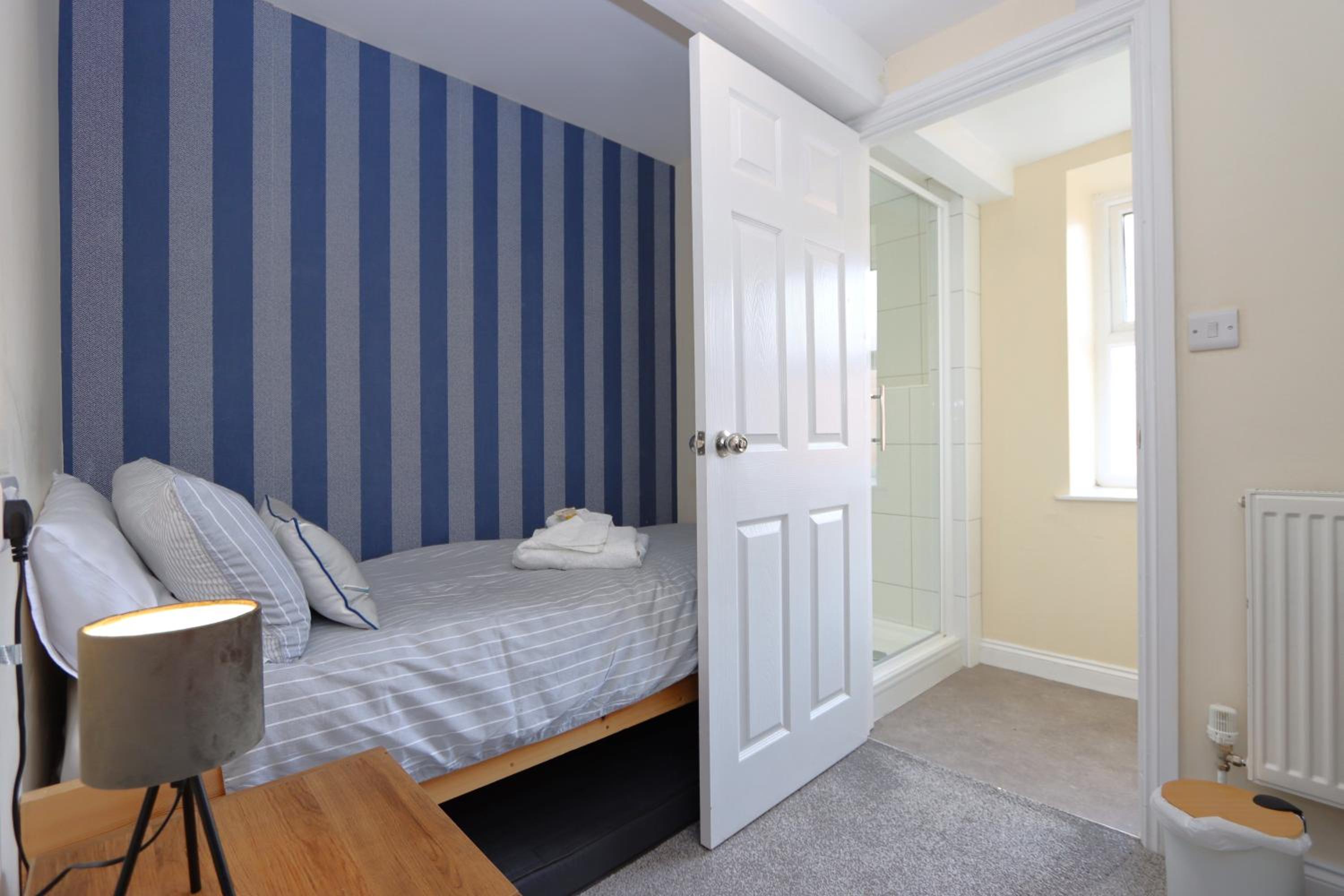 Single Room with Private Bathroom photo 1