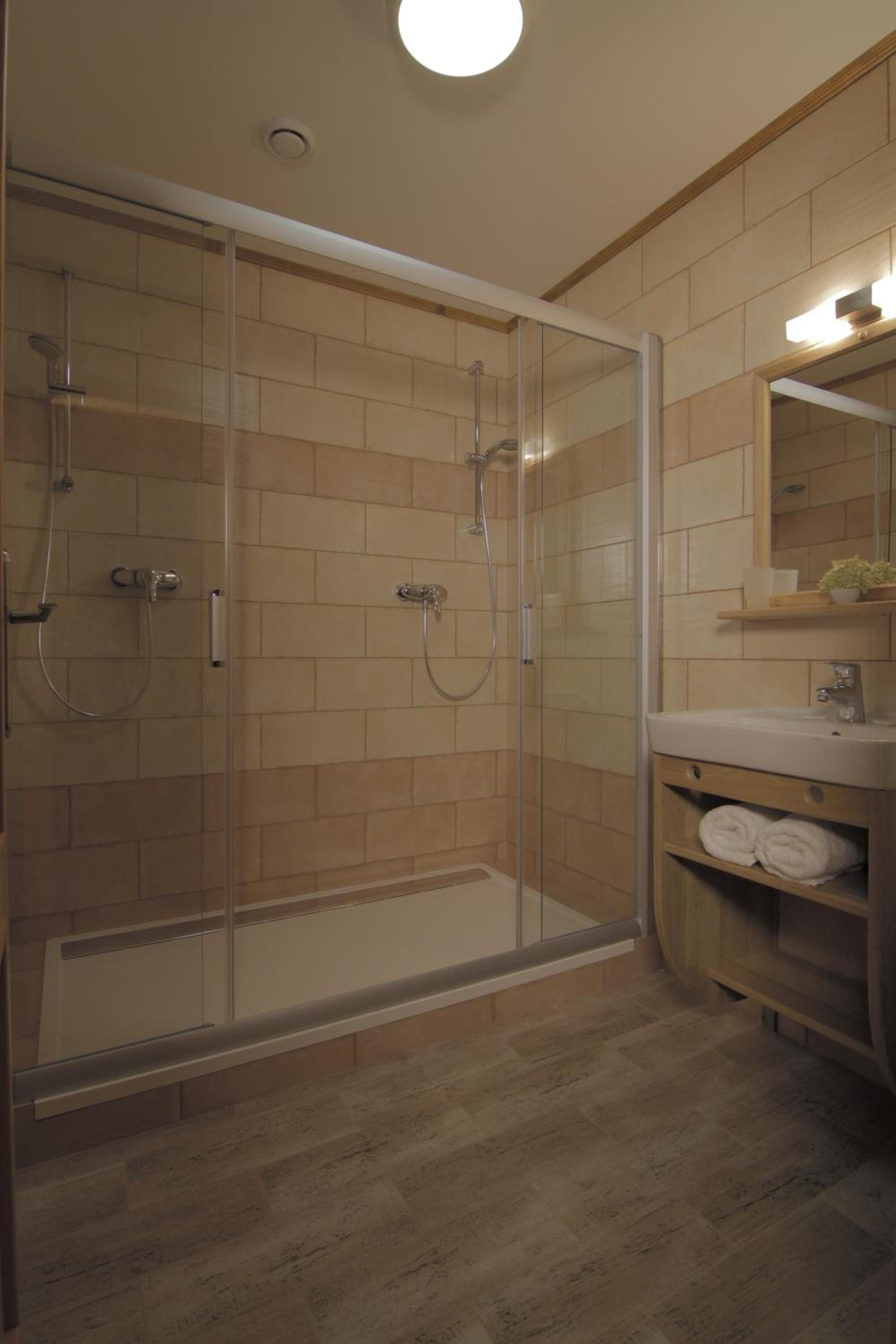Family Room with Private Bathroom photo 2