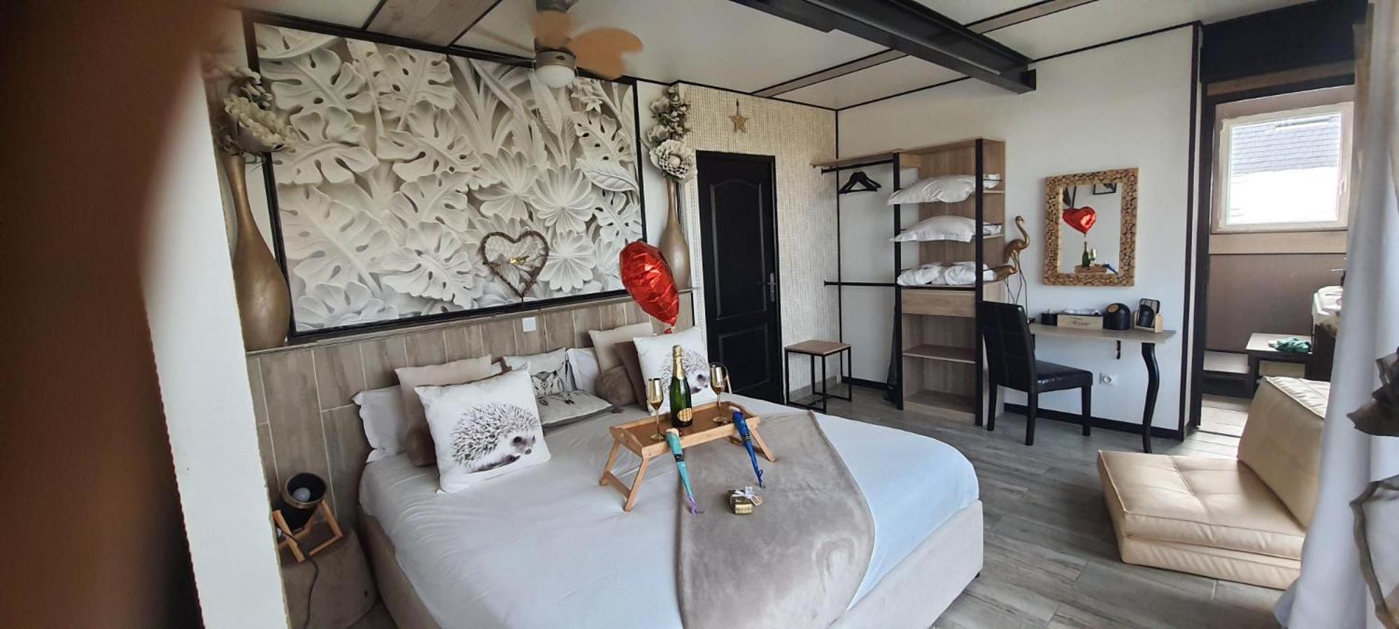 Suite with Sea View and Private Hot Tub - Photo 11